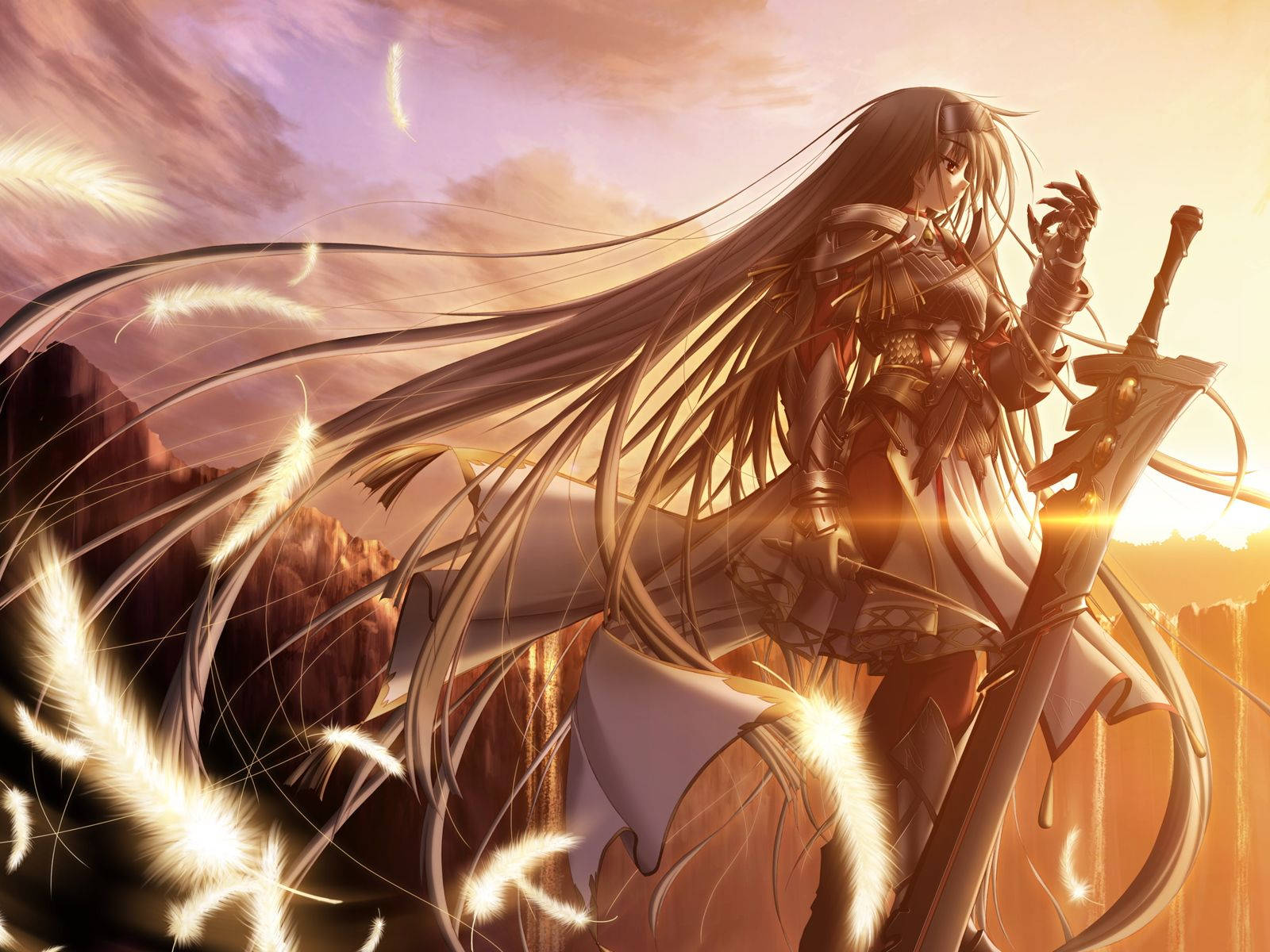 動漫女孩 桌布 壁紙 — 一位長髮動漫戰士身穿盔甲，在閃耀的夕陽天空和飄浮羽毛的背景下英勇站立。