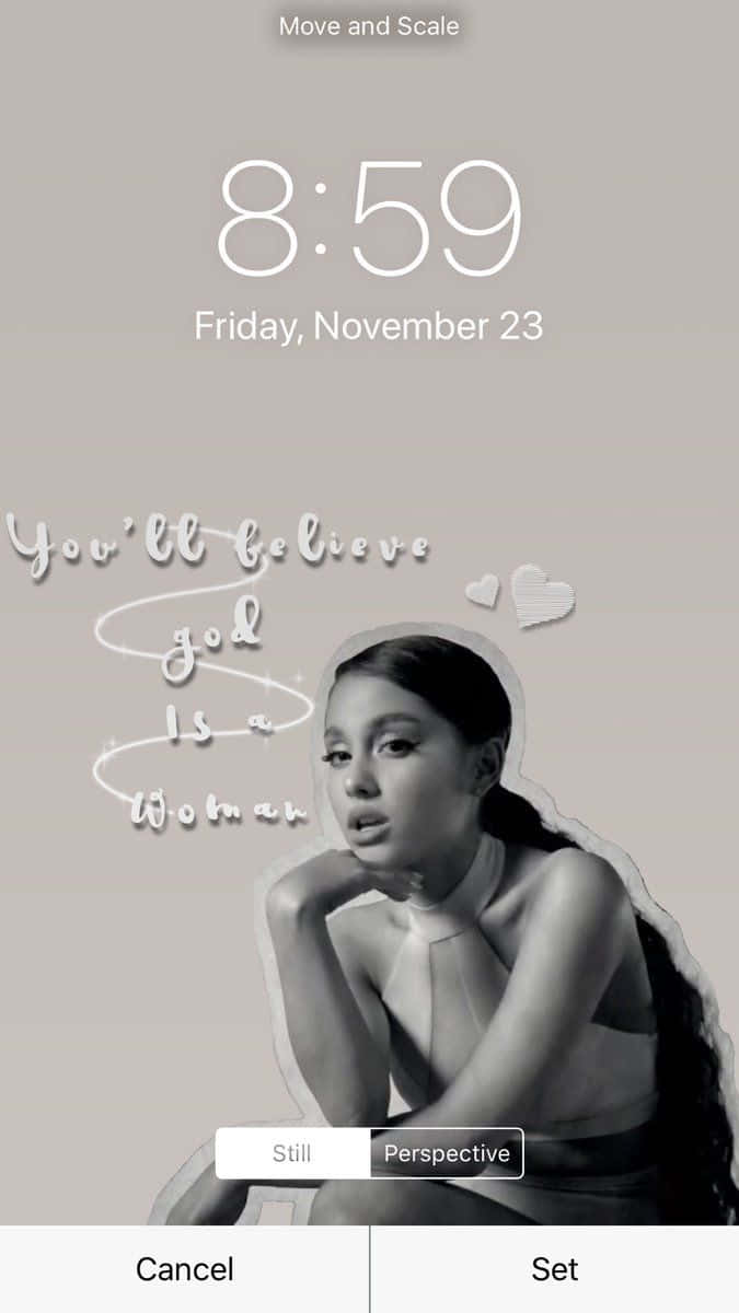 Ariana Grande Aesthetic 桌布 壁紙 — 一位長髮女性在灰色背景上用手托著下巴的黑白肖像，帶有草書文字和心形。