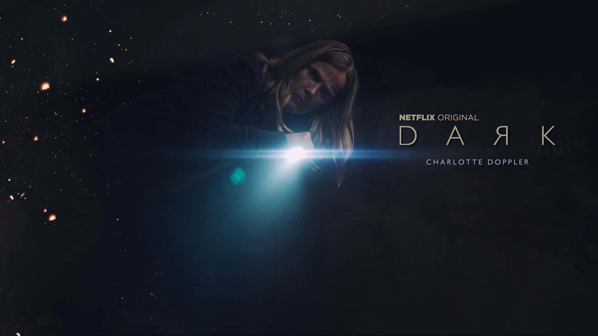 Dark Netflix 桌布 壁紙 — 一位長髮女性手持手電筒，在黑暗的星空虛空中投射出一道明亮的光束，周圍漂浮著發光的粒子。