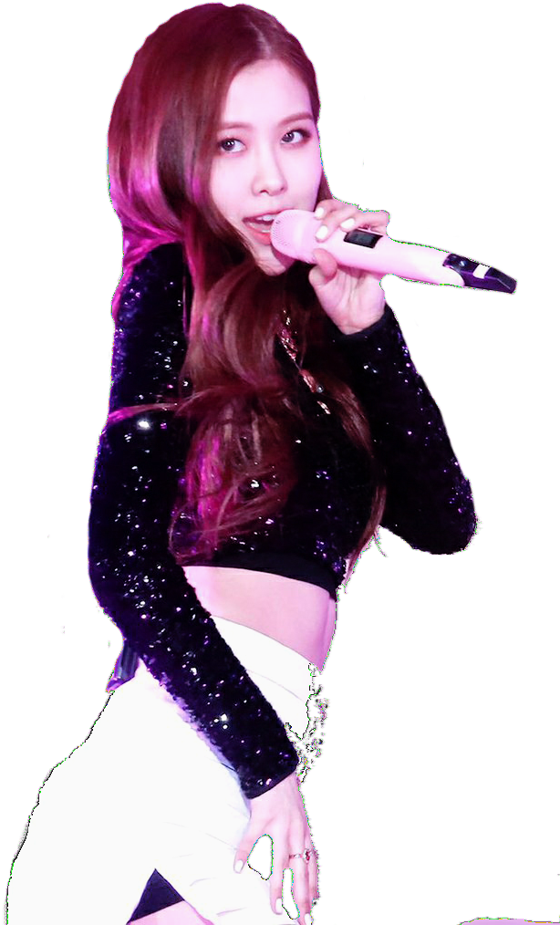 BLACKPINK 桌布 壁紙 — 一位長髮女歌手在舞台上表演，身穿閃亮黑色上衣和白色褲子，手持粉紅色麥克風。