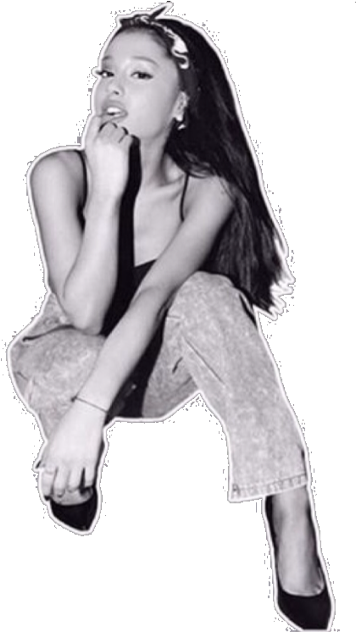 Ariana Grande Cute 桌布 壁紙 — 一位長髮年輕女性以沉思姿態坐在單色調的純黑背景前。