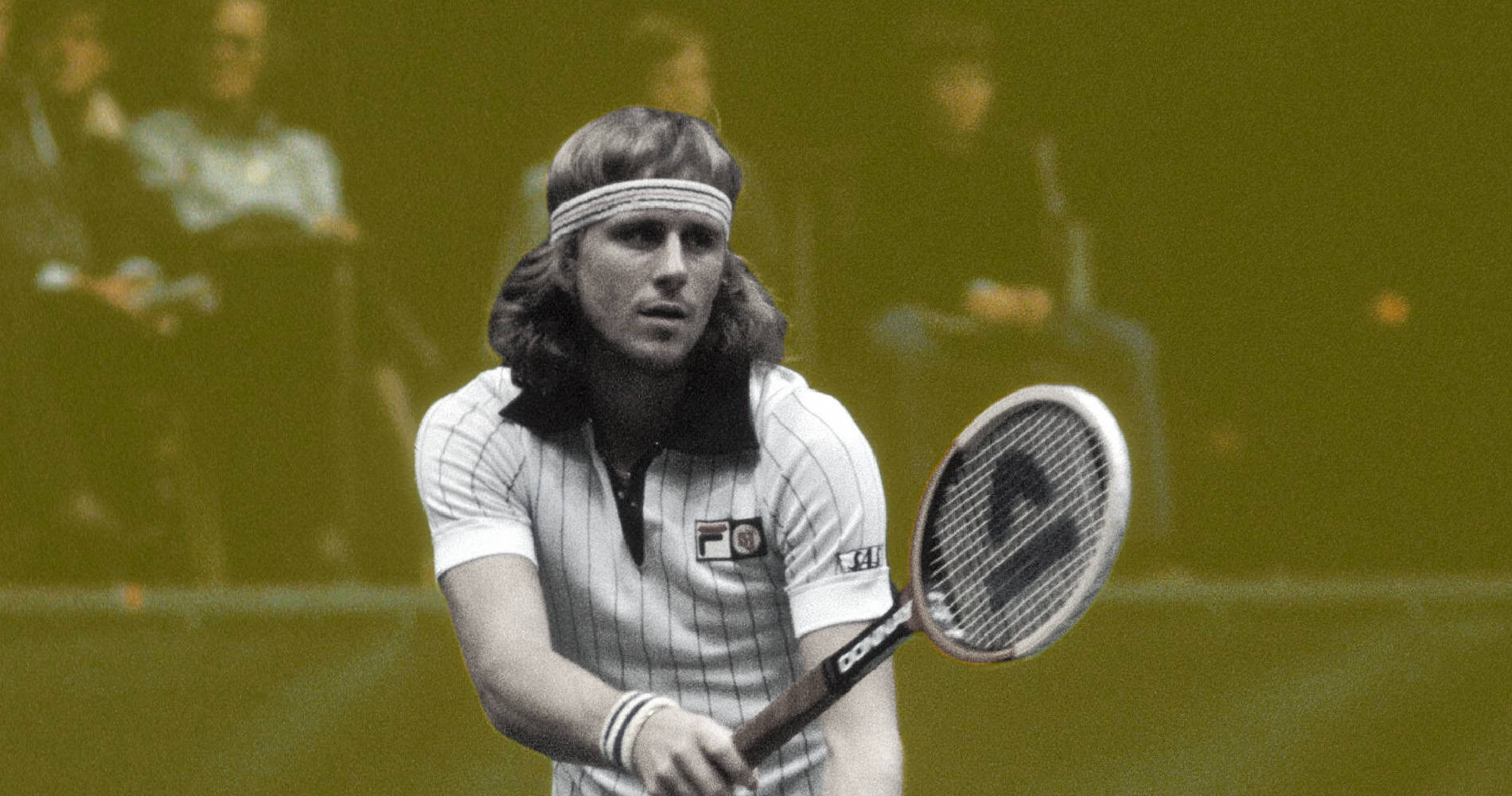 Tennis 桌布 壁紙 — 一位長髮戴頭帶的復古網球選手在模糊的綠色球場背景下揮拍中緊握球拍。
