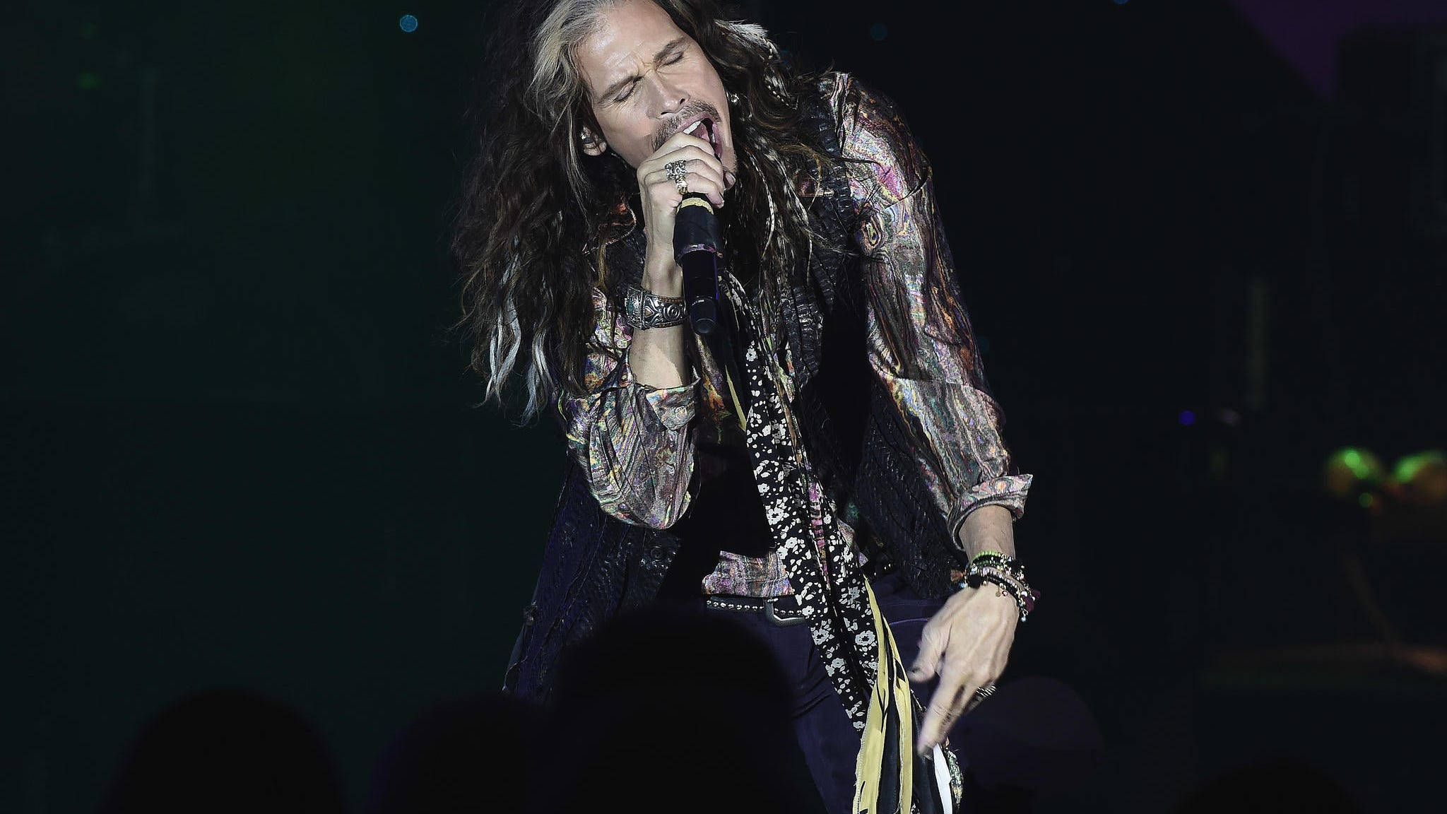 rock and roll 桌布 壁紙 — 一位長髮搖滾歌手在舞台燈光下熱情地對著麥克風演唱。