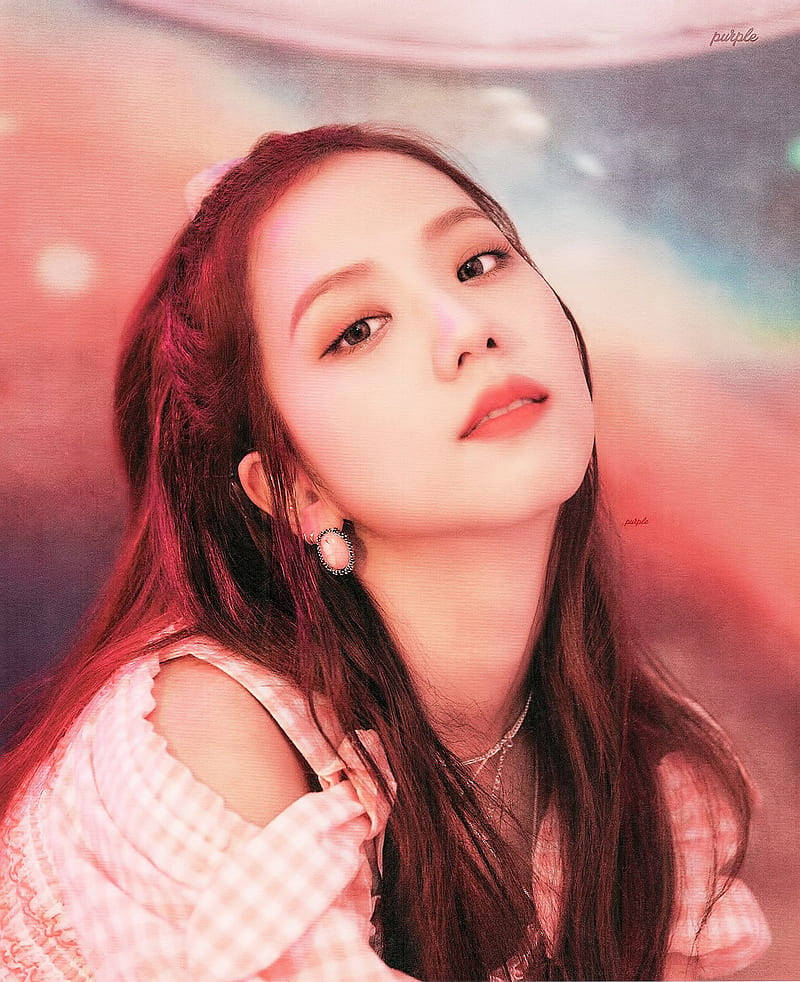 Jisoo Cute 桌布 壁紙 — 一位長髮棕眼的年輕女性，在夢幻的粉紅與紫色漸層背景中，伴隨著柔和的散景光線，向上凝視。
