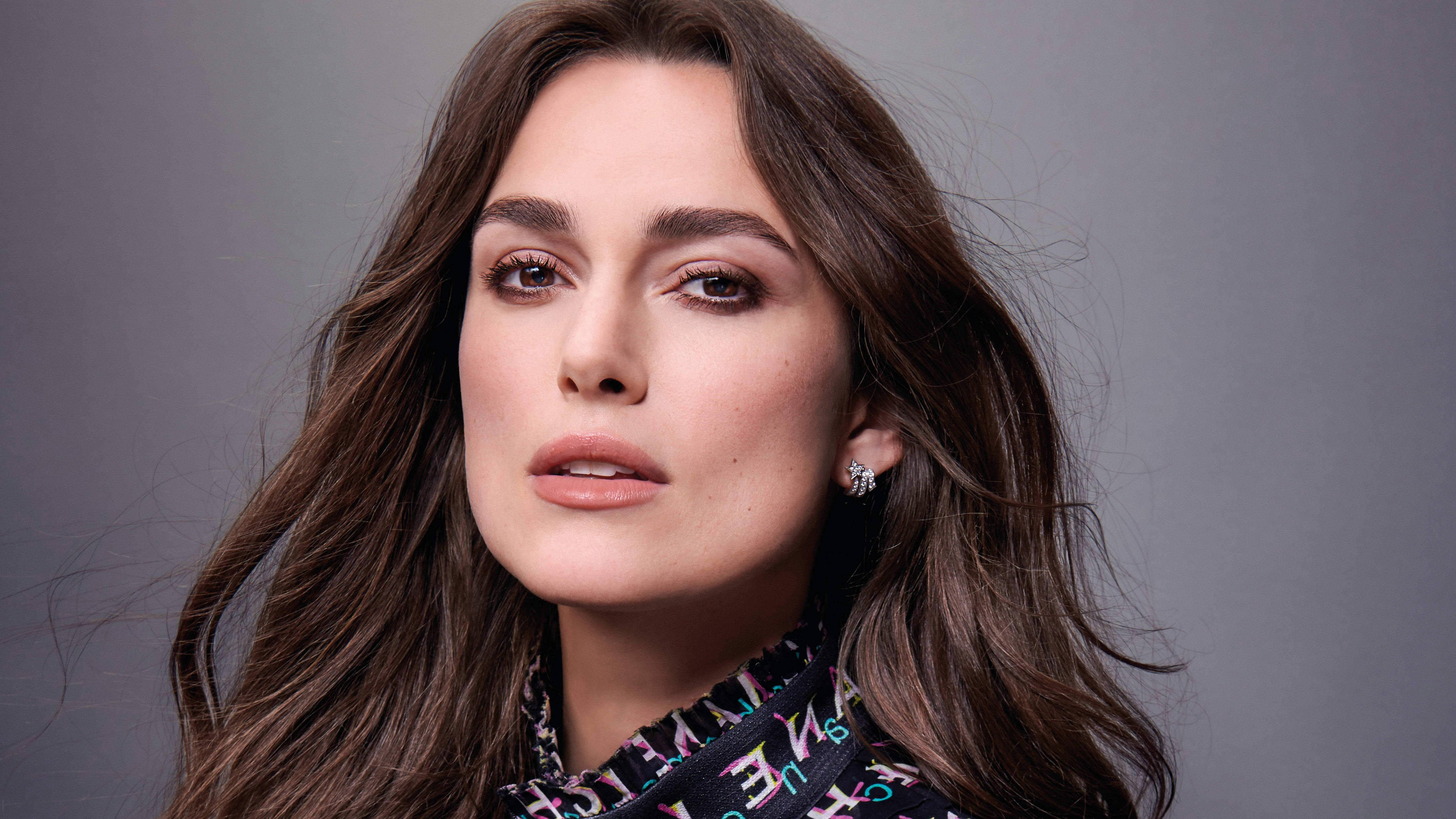 Keira Knightley 桌布 壁紙 — 一位長髮棕色、妝容淡雅的女子的特寫肖像，背景為灰色攝影棚。