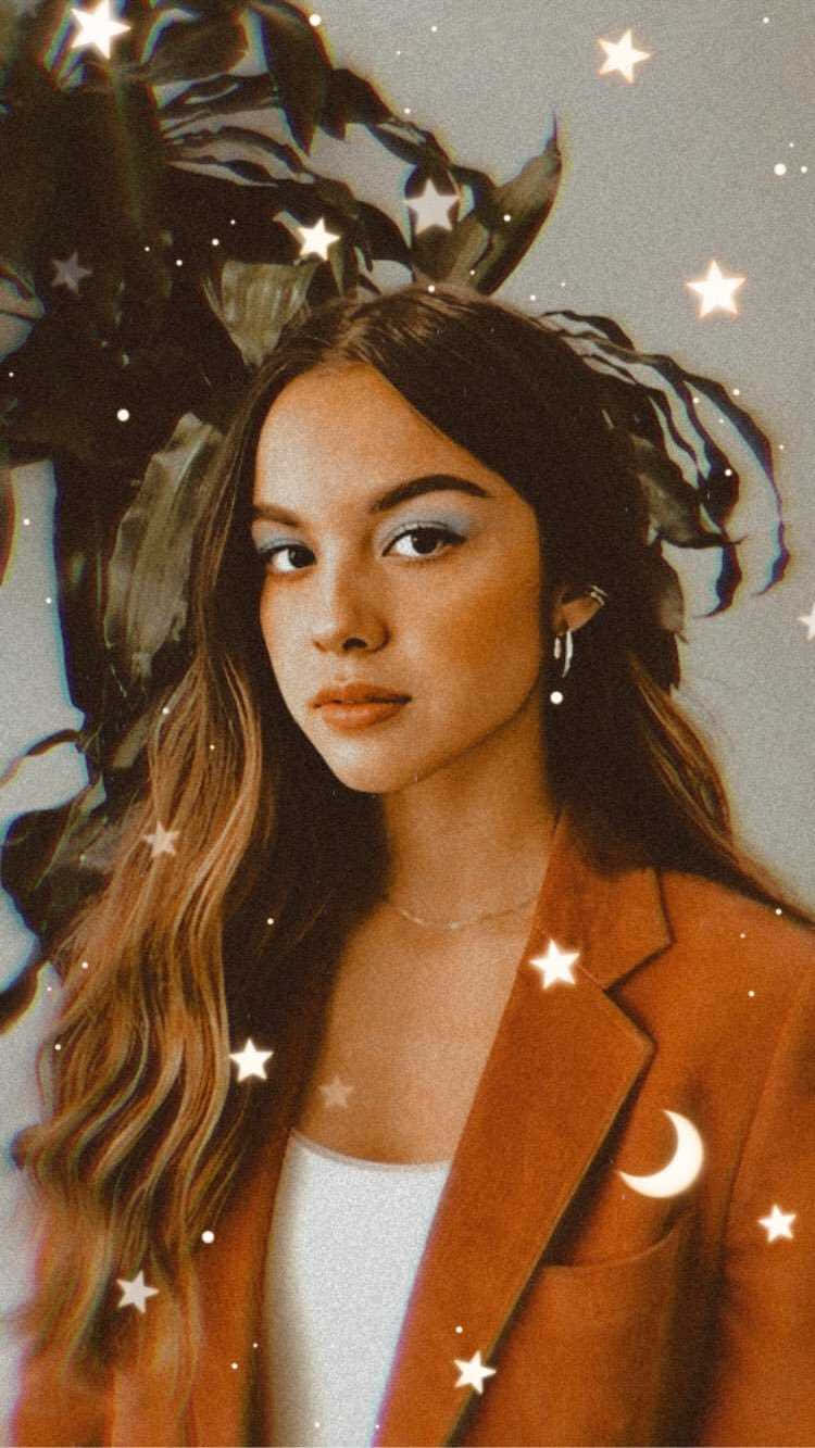Olivia Rodrigo Aesthetic 桌布 壁紙 — 一位長髮棕色、帶有星際宇宙元素的年輕女性，漂浮在夢幻般的暮色背景上。