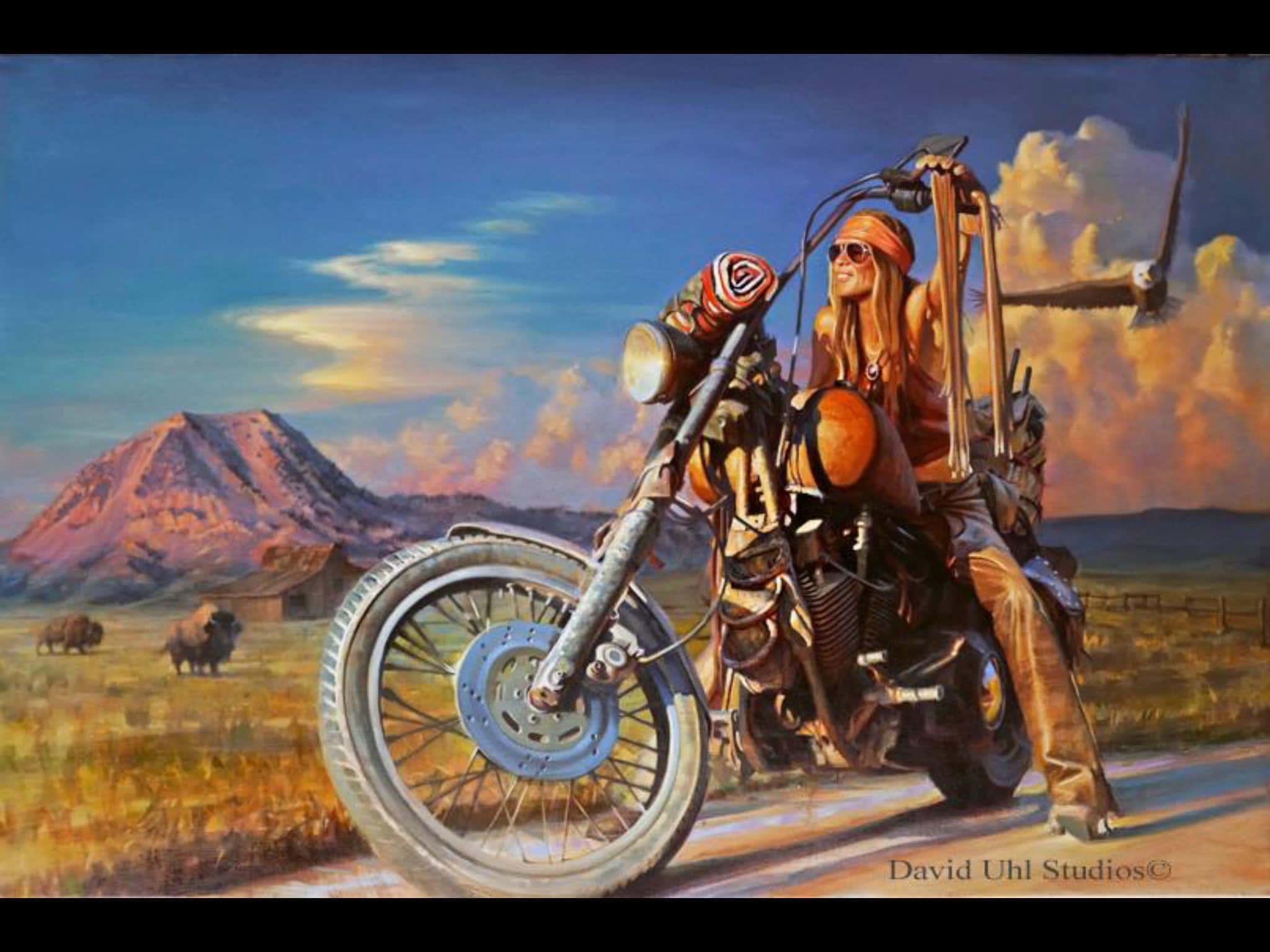 Painting 桌布 壁紙 — 一位長髮機車騎士戴著太陽眼鏡，騎著訂製的chopper機車行駛在塵土飛揚的道路上，背景中有野牛在吃草，雪山在 vibrant 的日落天空下。
