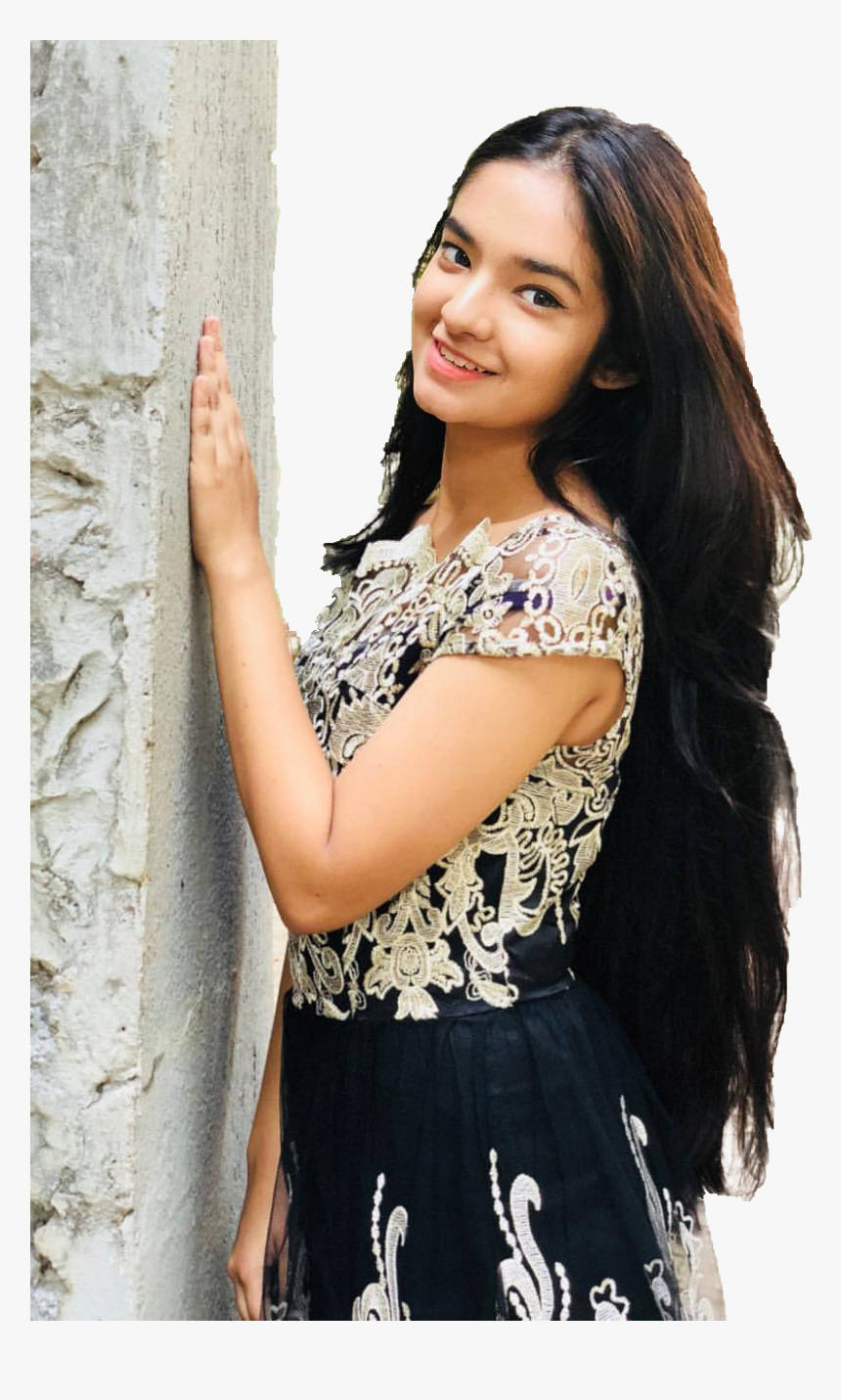 Indian 桌布 壁紙 — 一位長髮深色年輕女性穿著黑白蕾絲裙，靠著紋理石牆溫暖微笑。