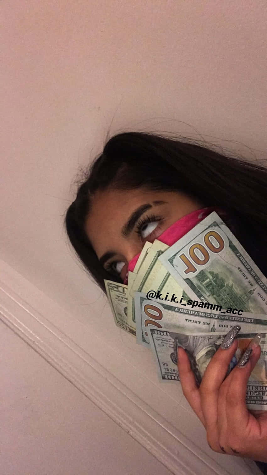Cash 桌布 壁紙 — 一位長髮深色的年輕女士在淡粉紅色牆前，從手上拿著的一疊一百美元鈔票後面偷看。