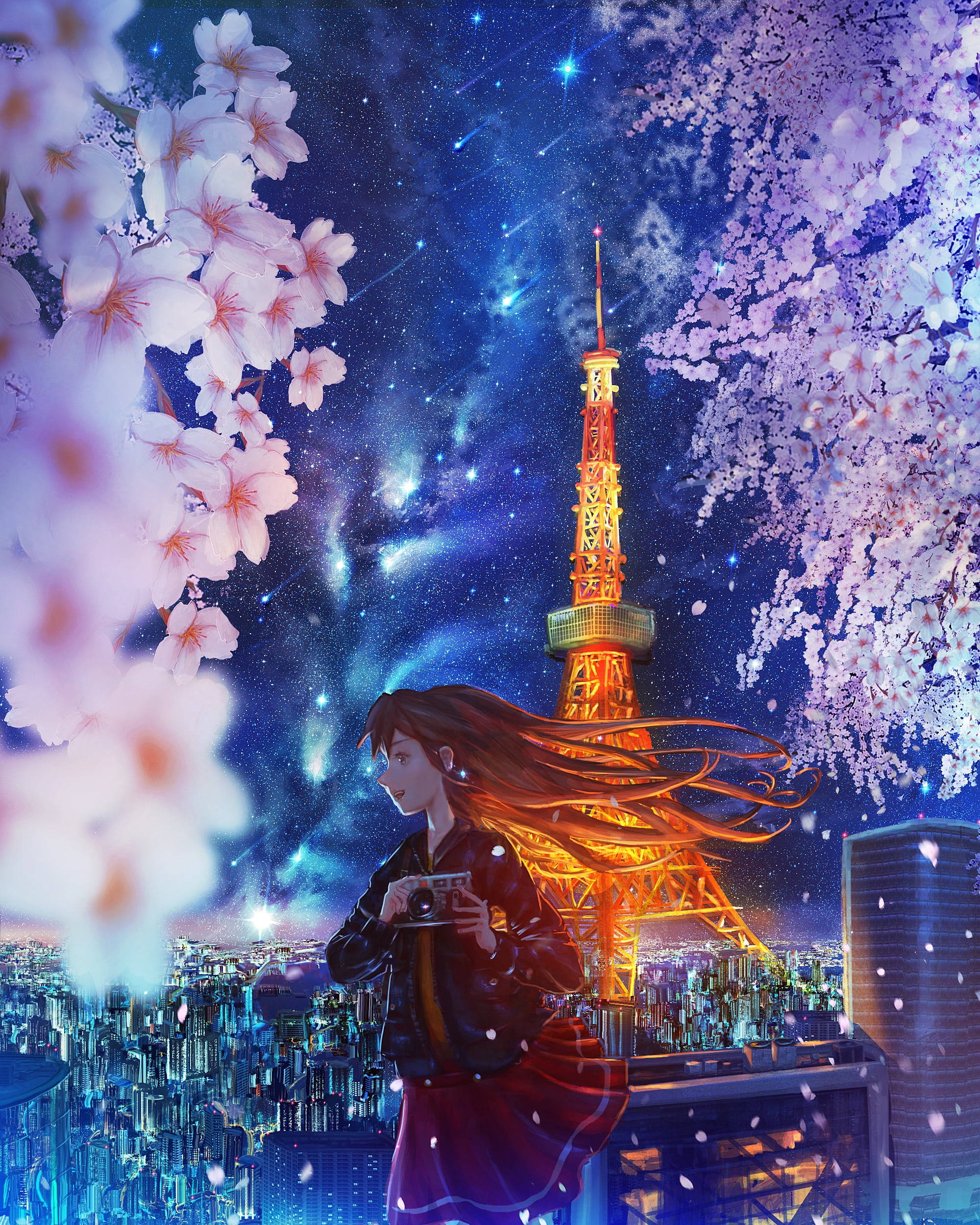 Cherry Blossom Night 桌布 壁紙 — 一位長髮飄逸的年輕女性在櫻花下拿著相機，背景是繁星點點的夜空，東京塔在她身後閃耀。