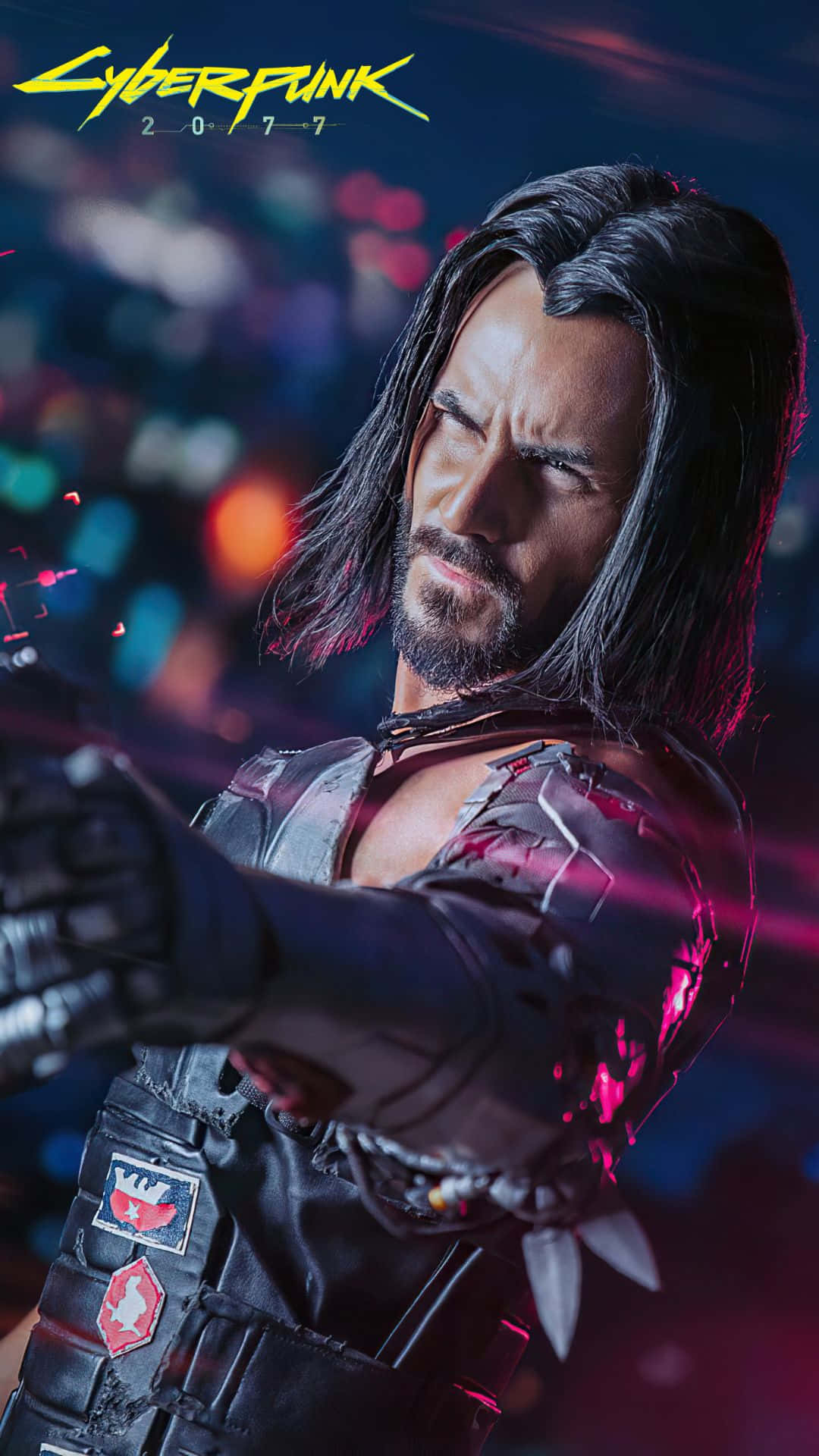 Cyberpunk 2077 桌布 壁紙 — 一位長黑髮、帶有發光粉紅色義體的賽博龐克戰士，在霓虹燈閃爍的城市背景下瞄準武器。