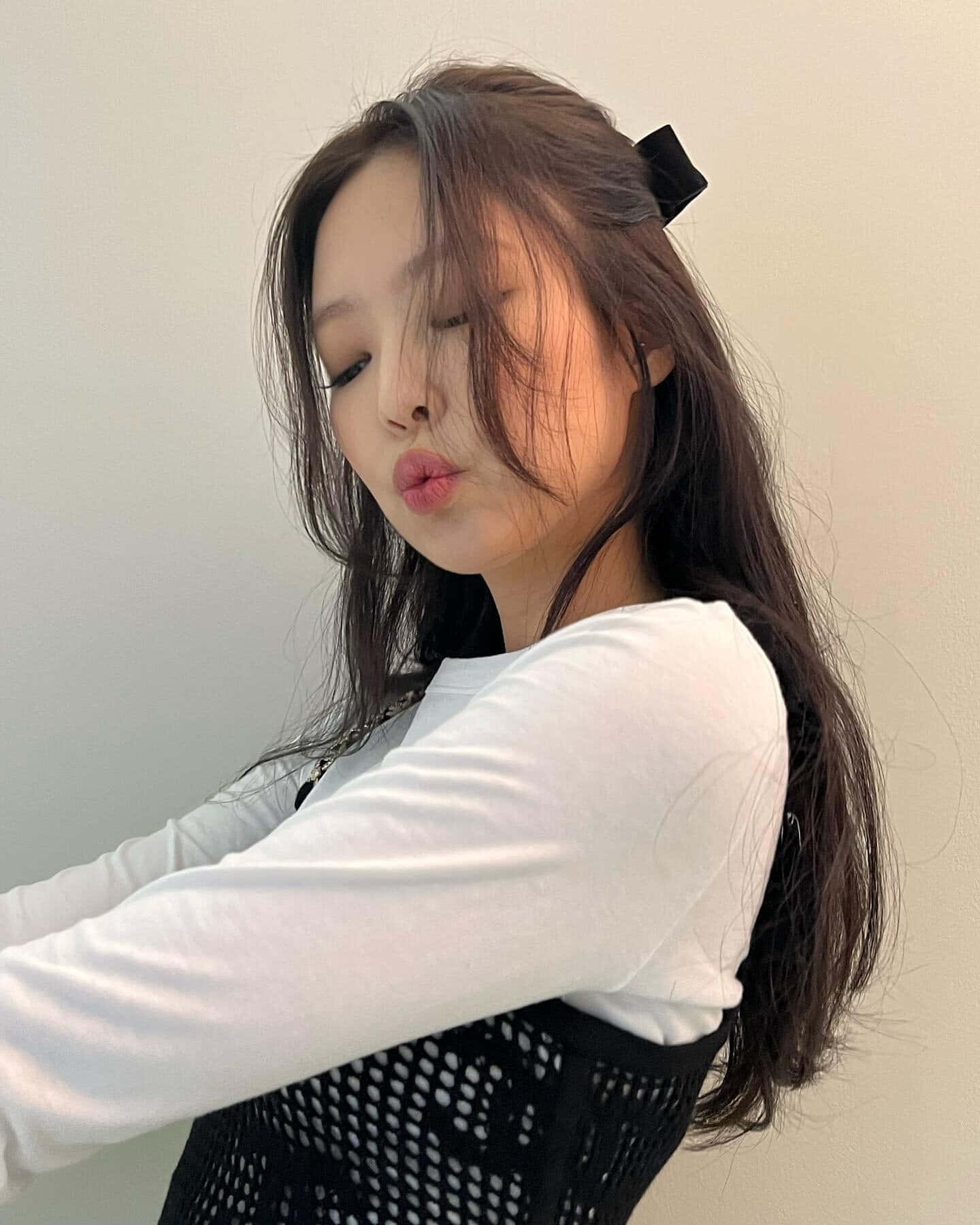 BLACKPINK 桌布 壁紙 — 一位長黑髮、戴黑色蝴蝶結的年輕女性，穿著白襯衫和黑色網眼上衣，嘟起嘴唇。