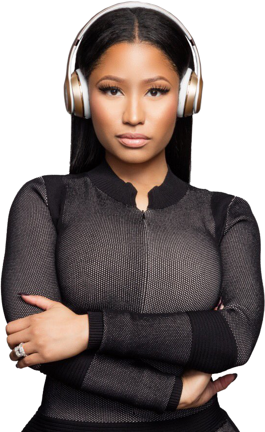 Nicki 桌布 壁紙 — 一位長黑髮女性戴著金色和白色耳機，穿著黑色紋理拉鍊上衣，雙臂交叉在黑色背景前。