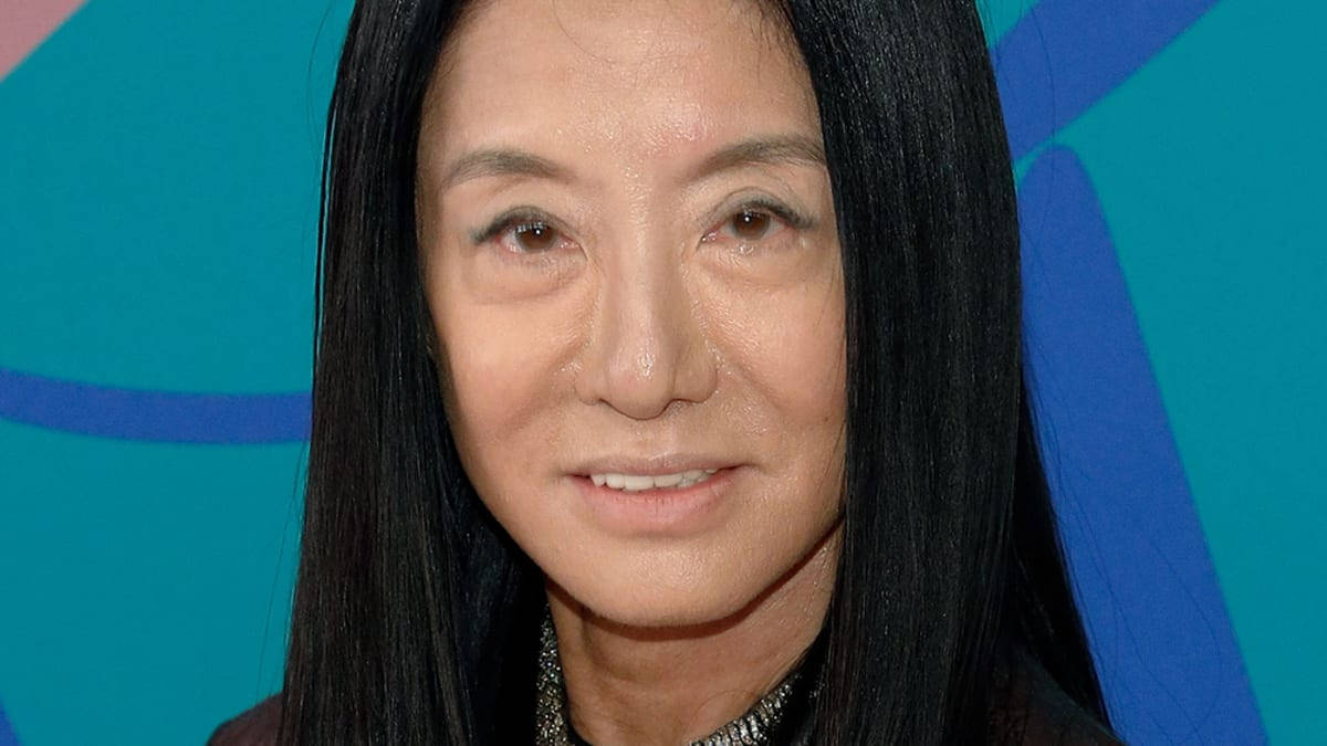 Asian Woman 桌布 壁紙 — 一位長黑髮女性的特寫肖像，在充滿活力的青綠色和藍色抽象背景前溫柔微笑。