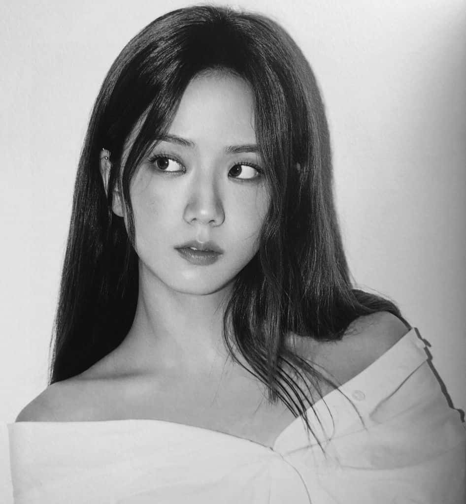 Black And White Celebrity 桌布 壁紙 — 一位長黑髮女性的黑白肖像，她穿著露肩襯衫，若有所思地望向一旁。