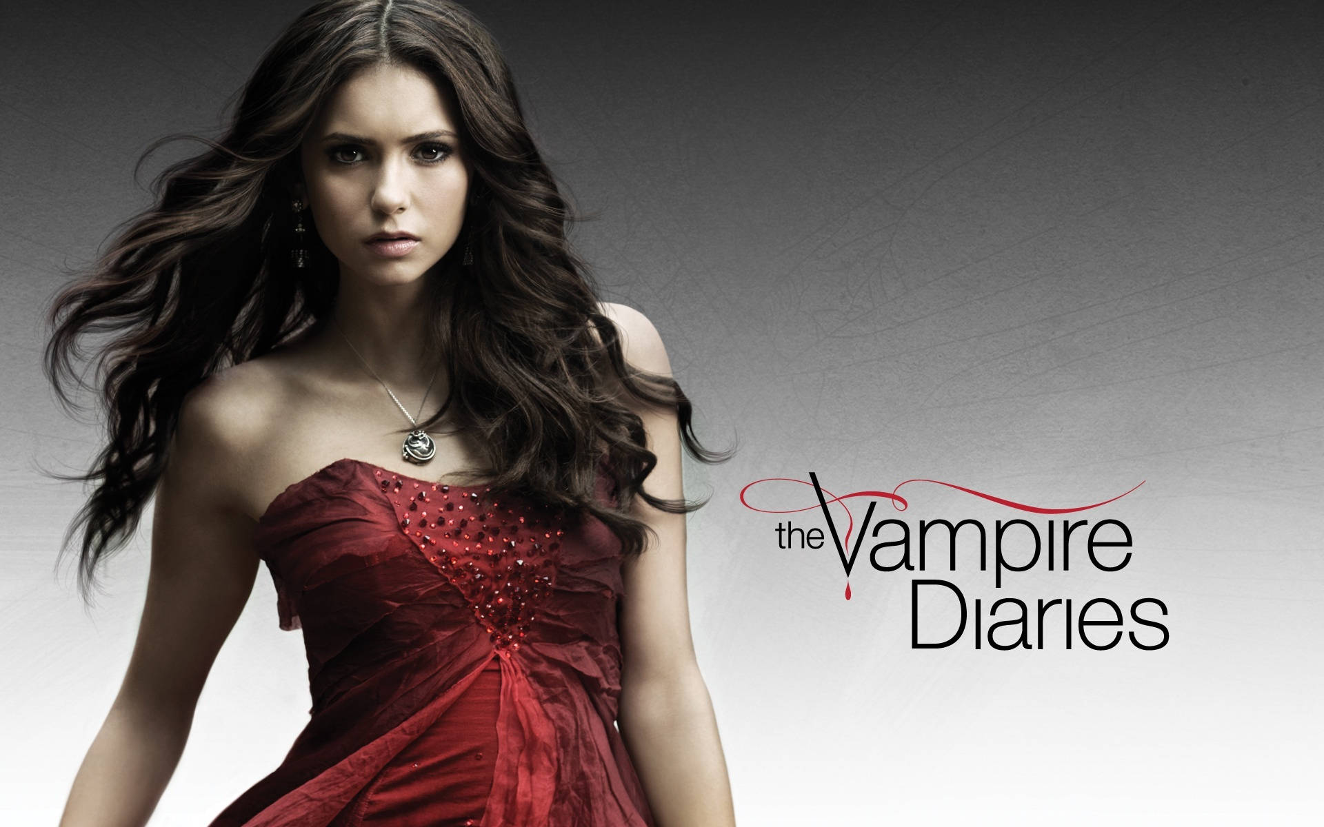 The Vampire Diaries 桌布 壁紙 — 一位長黑髮女性穿著紅色珠飾連衣裙，背景為灰色漸變，帶有《吸血鬼日記》標誌。