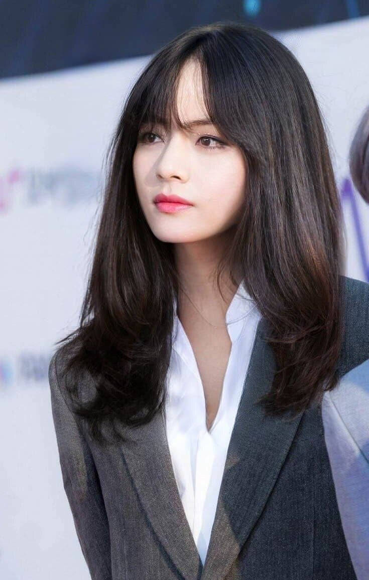 girls 桌布 壁紙 — 一位長黑髮有瀏海的女性穿著灰色西裝外套內搭白襯衫，視線看向一旁。