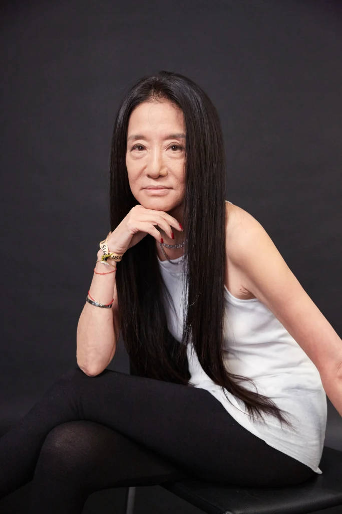 Asian Woman 桌布 壁紙 — 一位長黑髮的優雅女士在深色背景下優雅地坐著，手托著下巴若有所思。