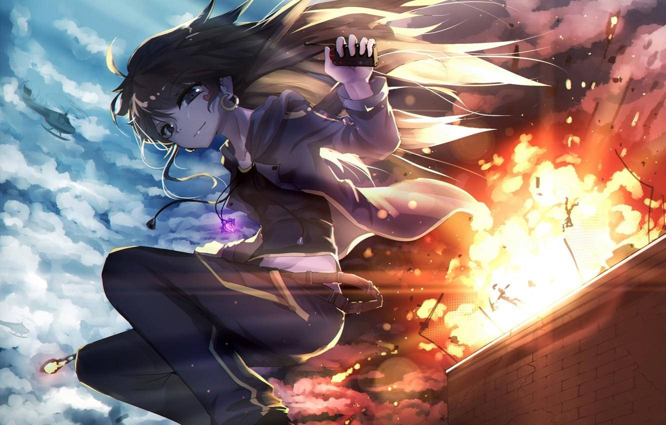 Fire Anime 桌布 壁紙 — 一位長黑髮的動漫女孩在充滿雲朵和爆炸的天空中跳躍，手中拿著一個發光的裝置。