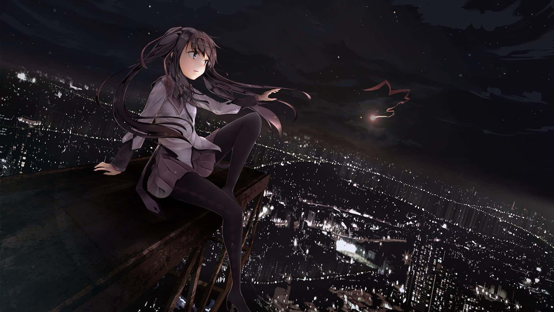 Madoka Magica 桌布 壁紙 — 一位長黑髮的動漫女孩坐在屋頂上，俯瞰著星空下閃爍著夜光的廣闊城市景觀。