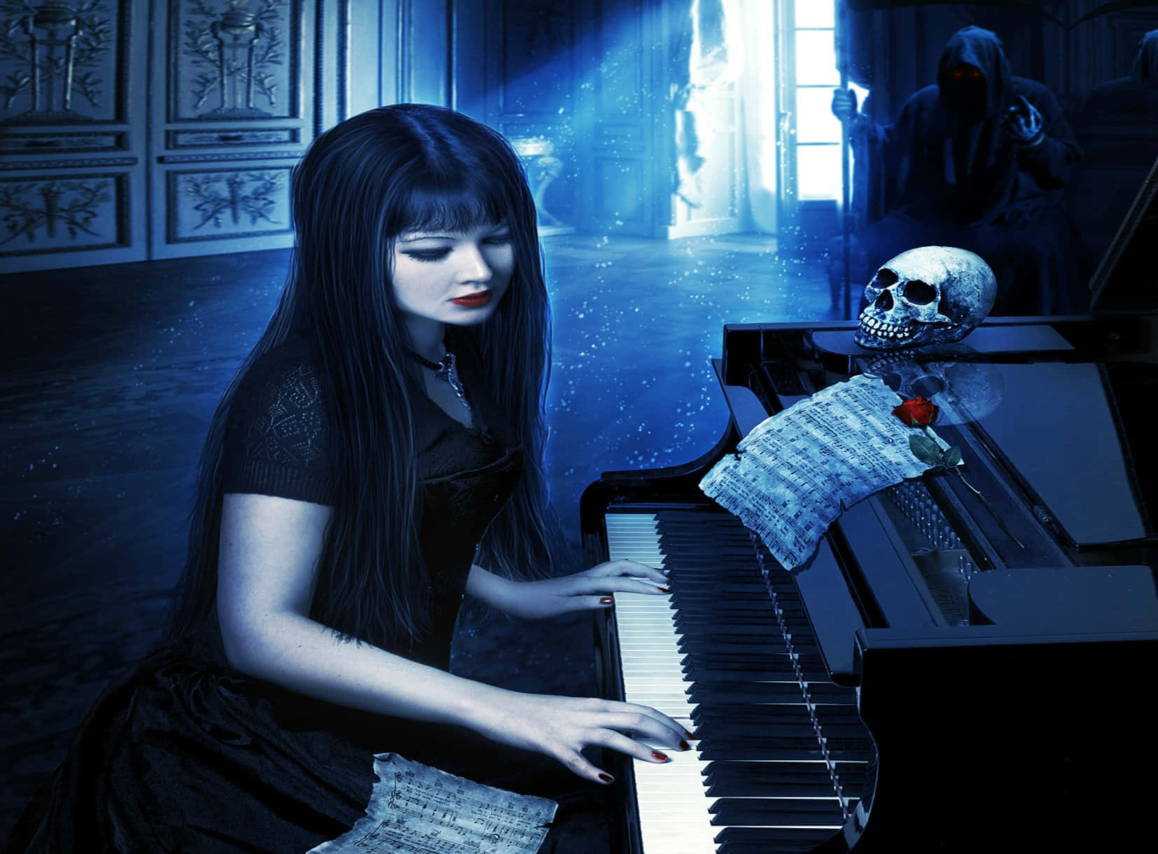 Halloween Music 桌布 壁紙 — 一位長黑髮的哥德式女性在昏暗藍光房間中彈奏鋼琴，旁邊有骷髏頭和樂譜，而一個戴兜帽的身影在門口觀看。