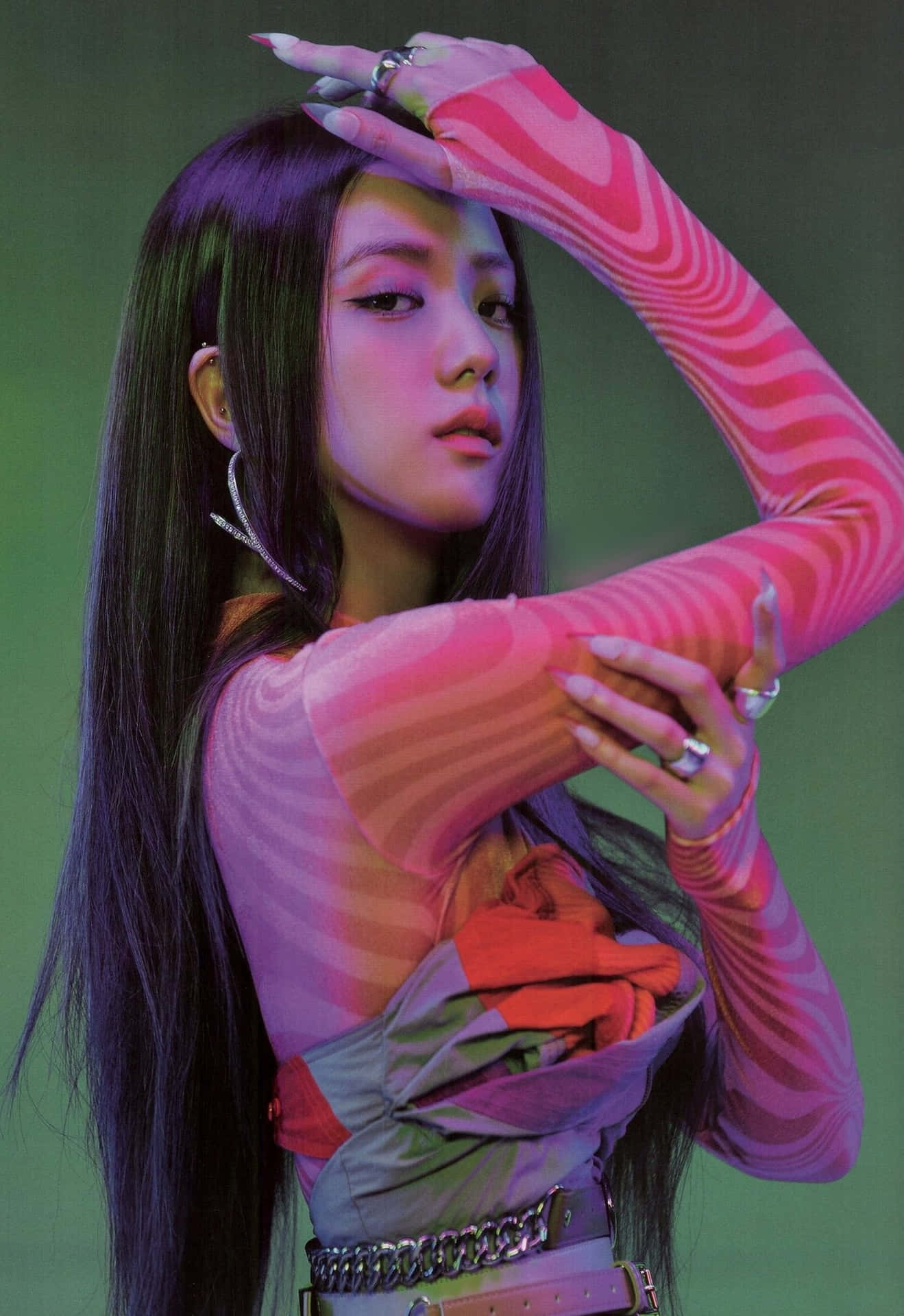 身穿粉紅條紋服裝的女性，手放在額頭上擺姿勢。 — 智秀 GIF 壁紙