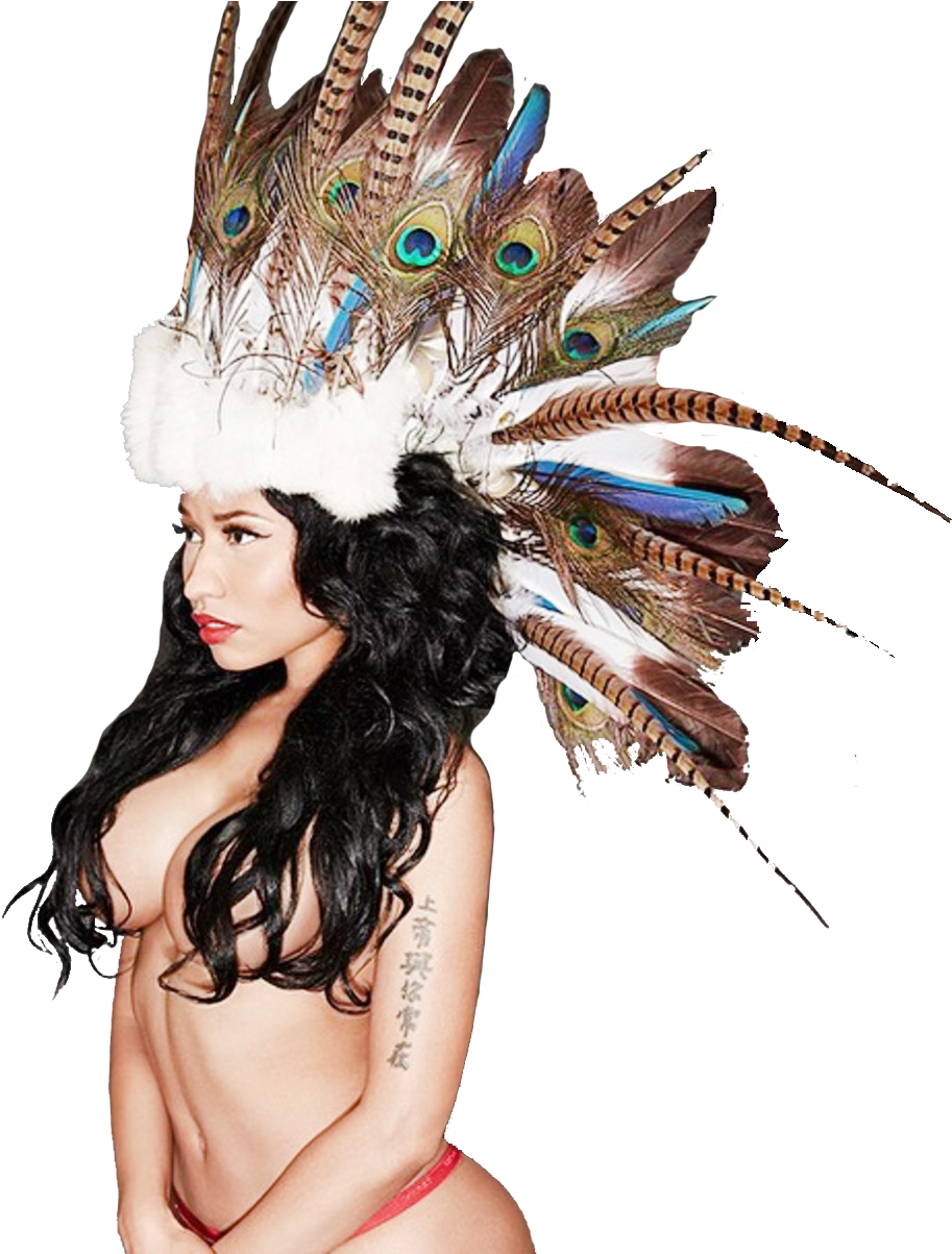 Nicki 桌布 壁紙 — 一位長黑髮的女性戴著由孔雀羽毛和白色毛皮製成的精緻頭飾，背景為黑色。
