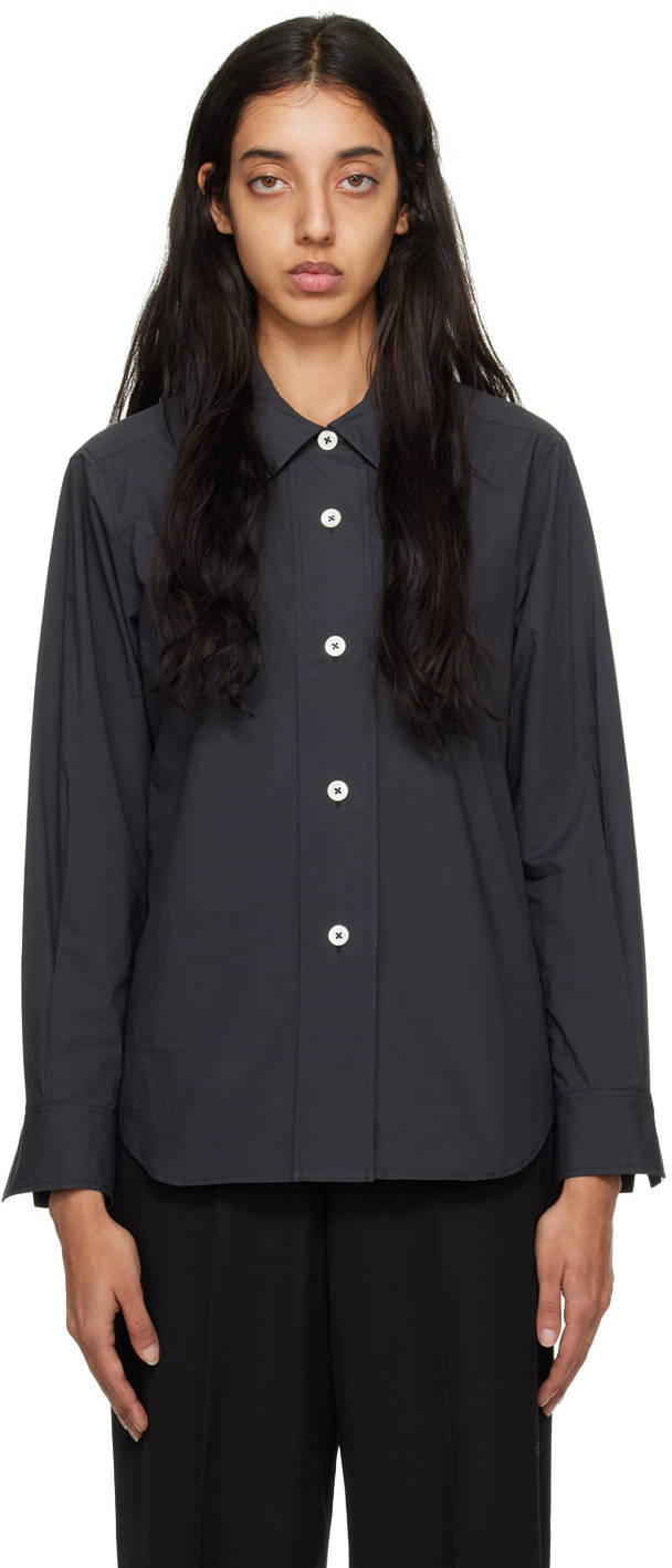 Stylish 桌布 壁紙 — 一位長黑髮的女性穿著寬鬆的黑色鈕扣襯衫和黑色褲子，背景為純白色。