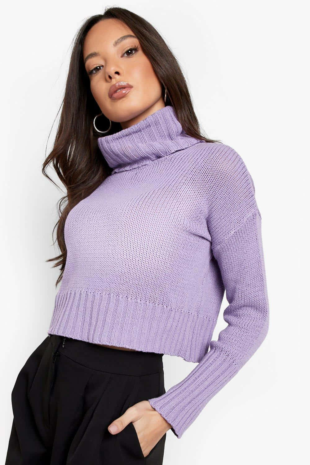 Purple Turtle-neck Sweater 桌布 壁紙 — 一位長黑髮的女性穿著淡紫色短版高領毛衣和黑色褲子，背景是純白色。