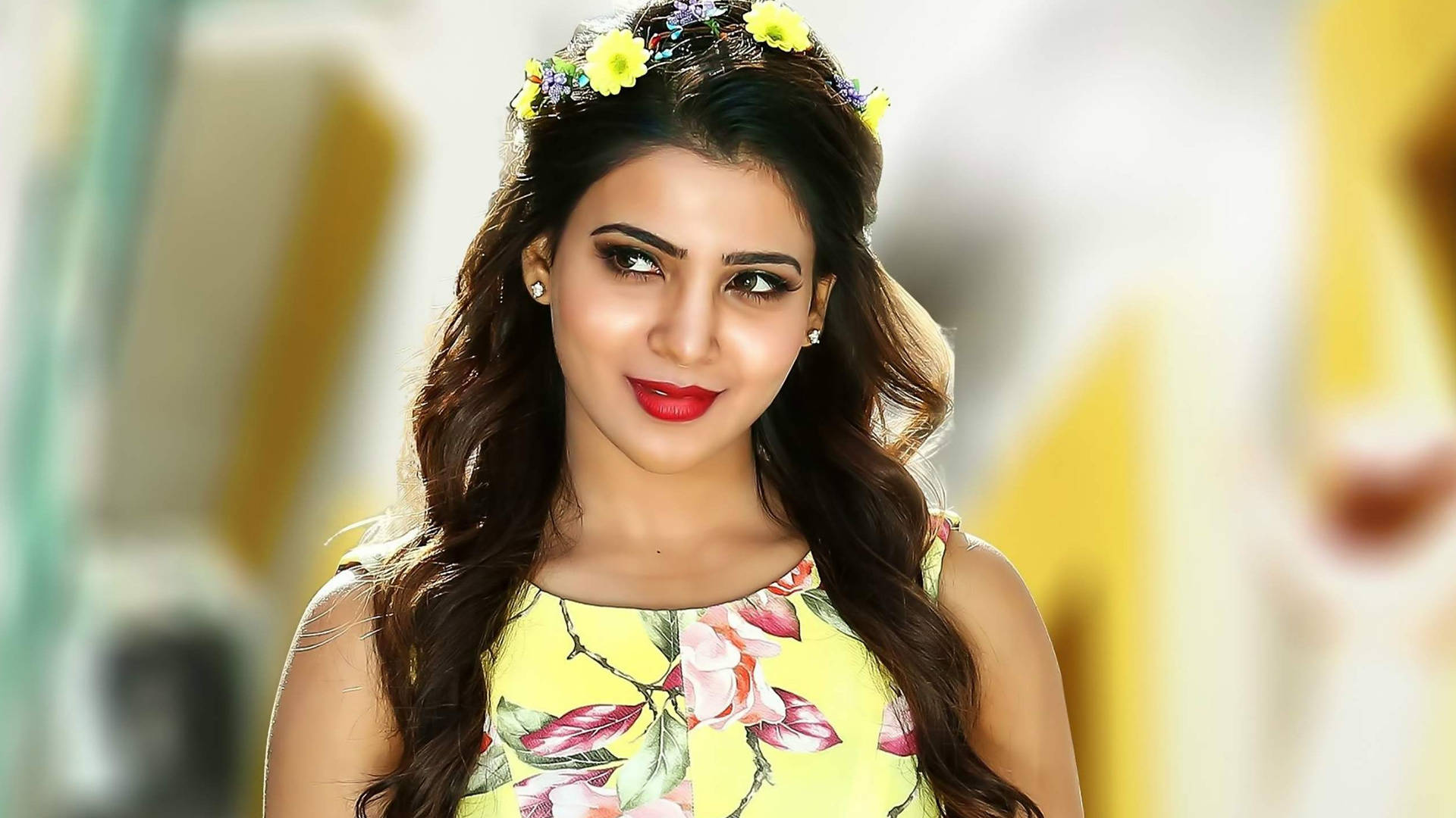 Samantha HD 桌布 壁紙 — 一位長黑髮的女性穿著黃色花卉洋裝和相配的花冠，同時看向一旁。