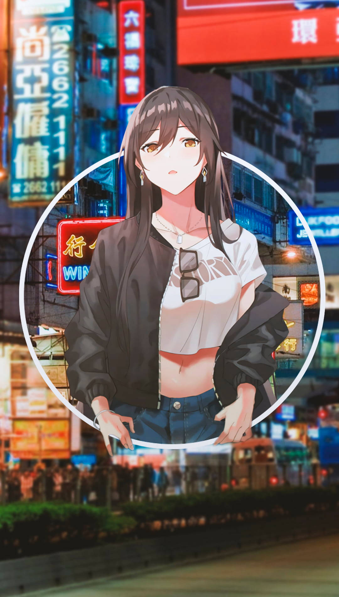 動漫女孩 桌布 壁紙 — 一位長黑髮的年輕動漫女孩站在夜晚霓虹燈閃爍的城市街道上，周圍是鮮豔的招牌和模糊的人群。