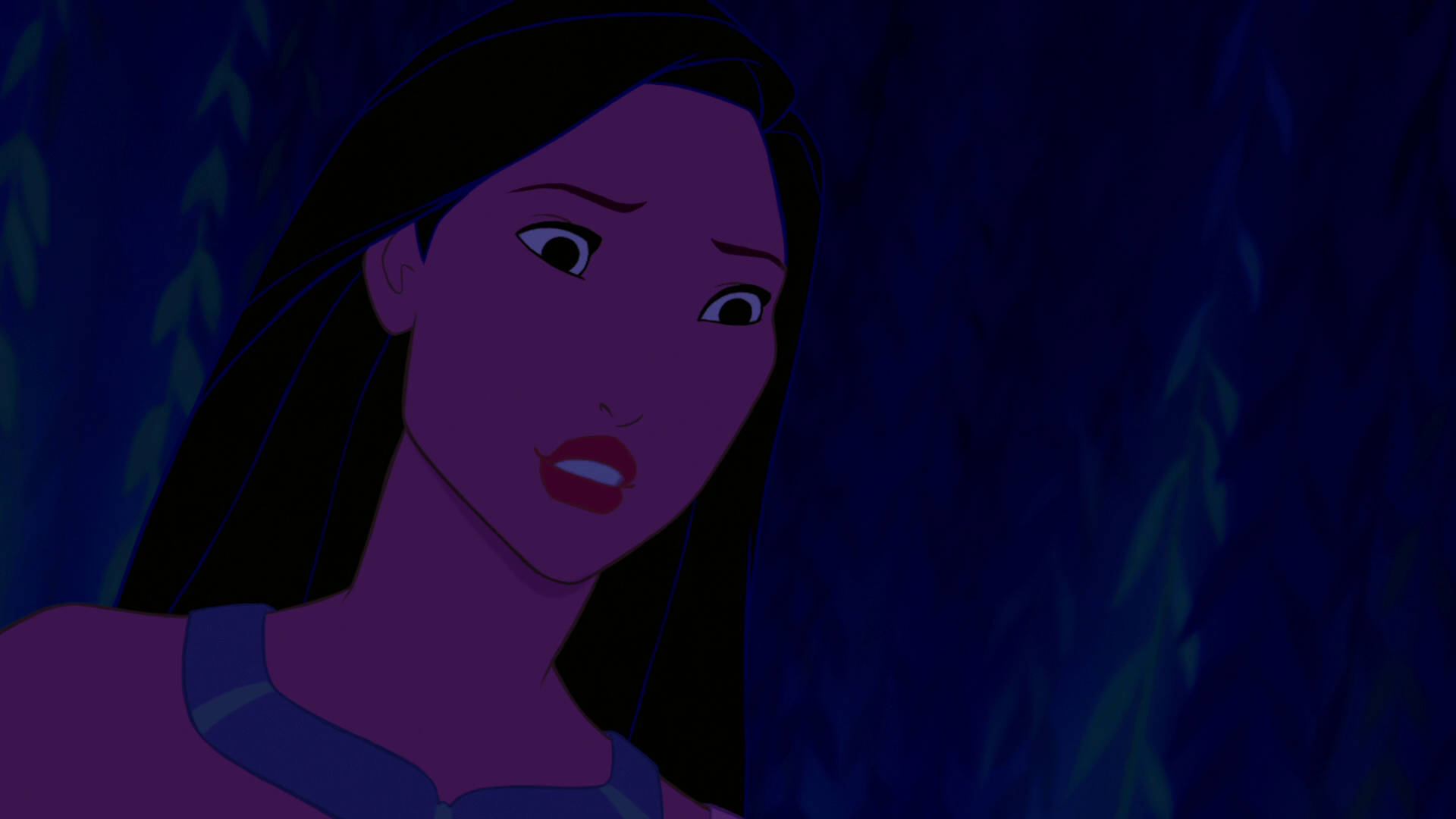 Pocahontas 桌布 壁紙 — 一位長黑髮的年輕女子在夜間昏暗的叢林中顯得驚慌失措。