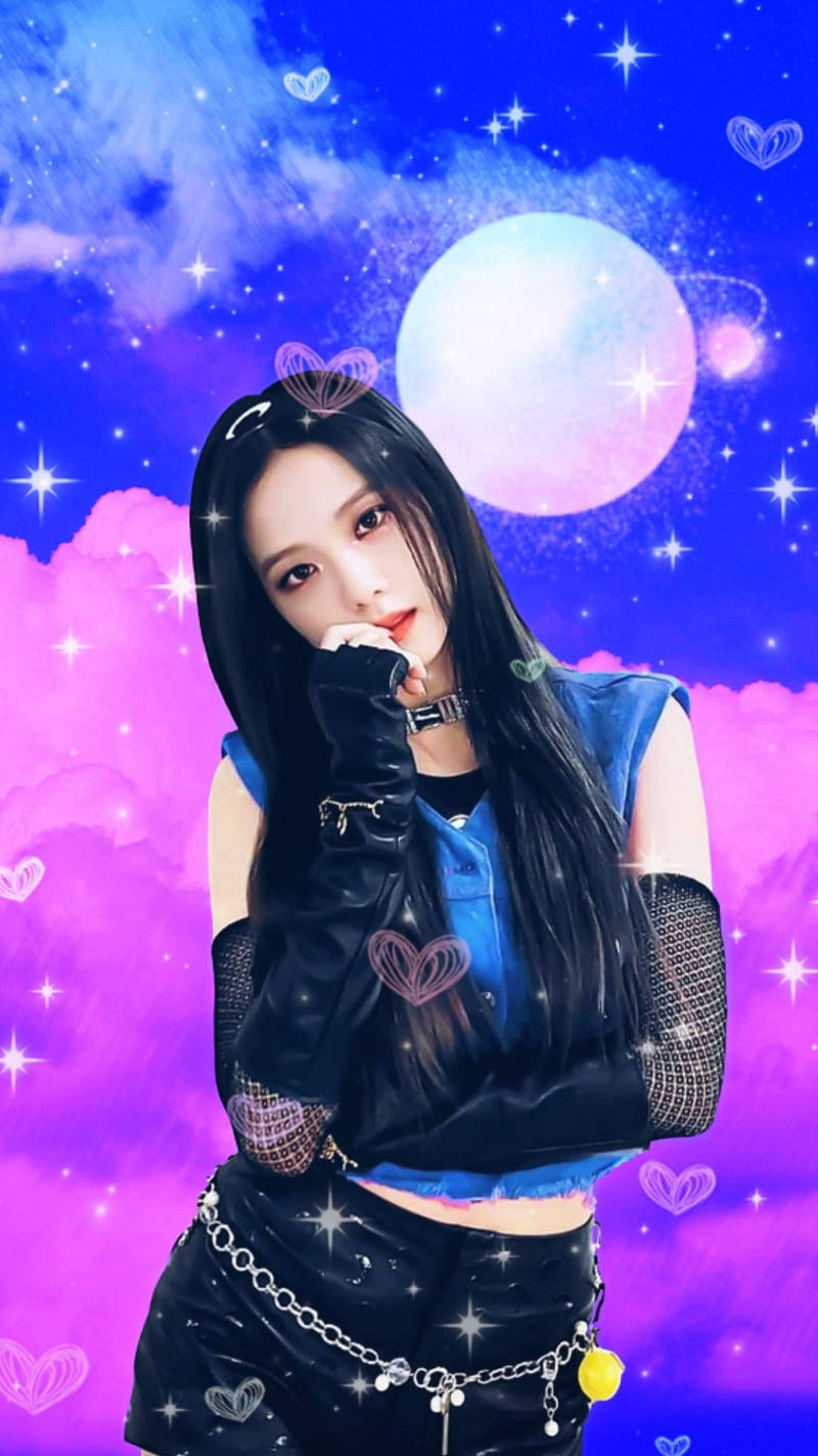 Jisoo Cute 桌布 壁紙 — 一位長黑髮的年輕女性在充滿活力的紫色和藍色星空下擺姿勢，背景有發光的月亮和漂浮的心形。