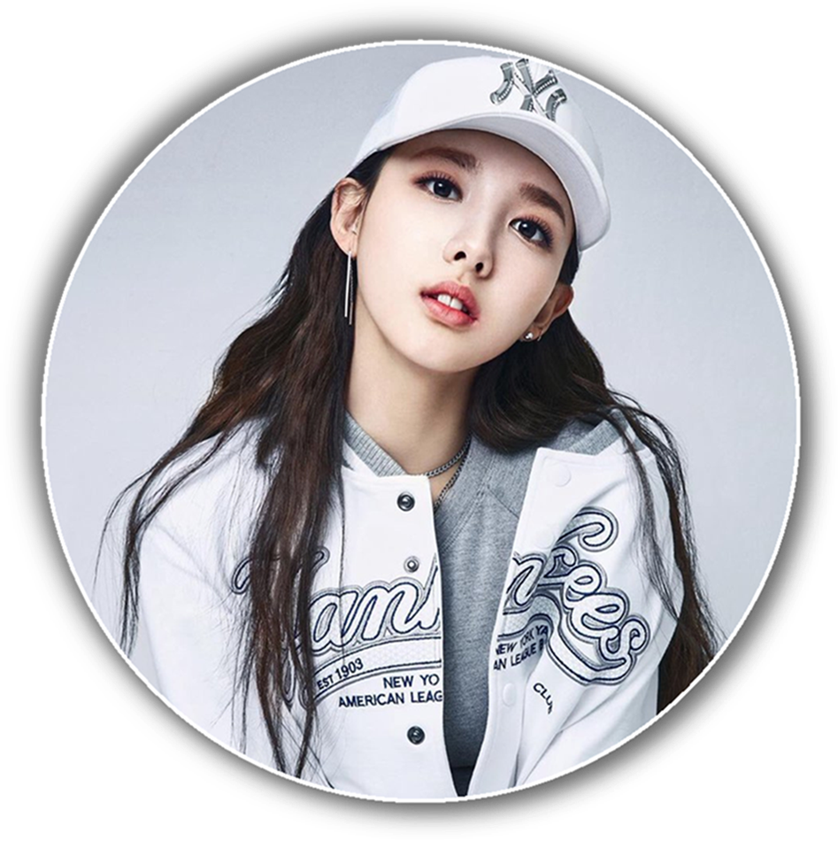 twice 桌布 壁紙 — 一位長黑髮的年輕女性戴著白色棒球帽和外套，背景是純色攝影棚。