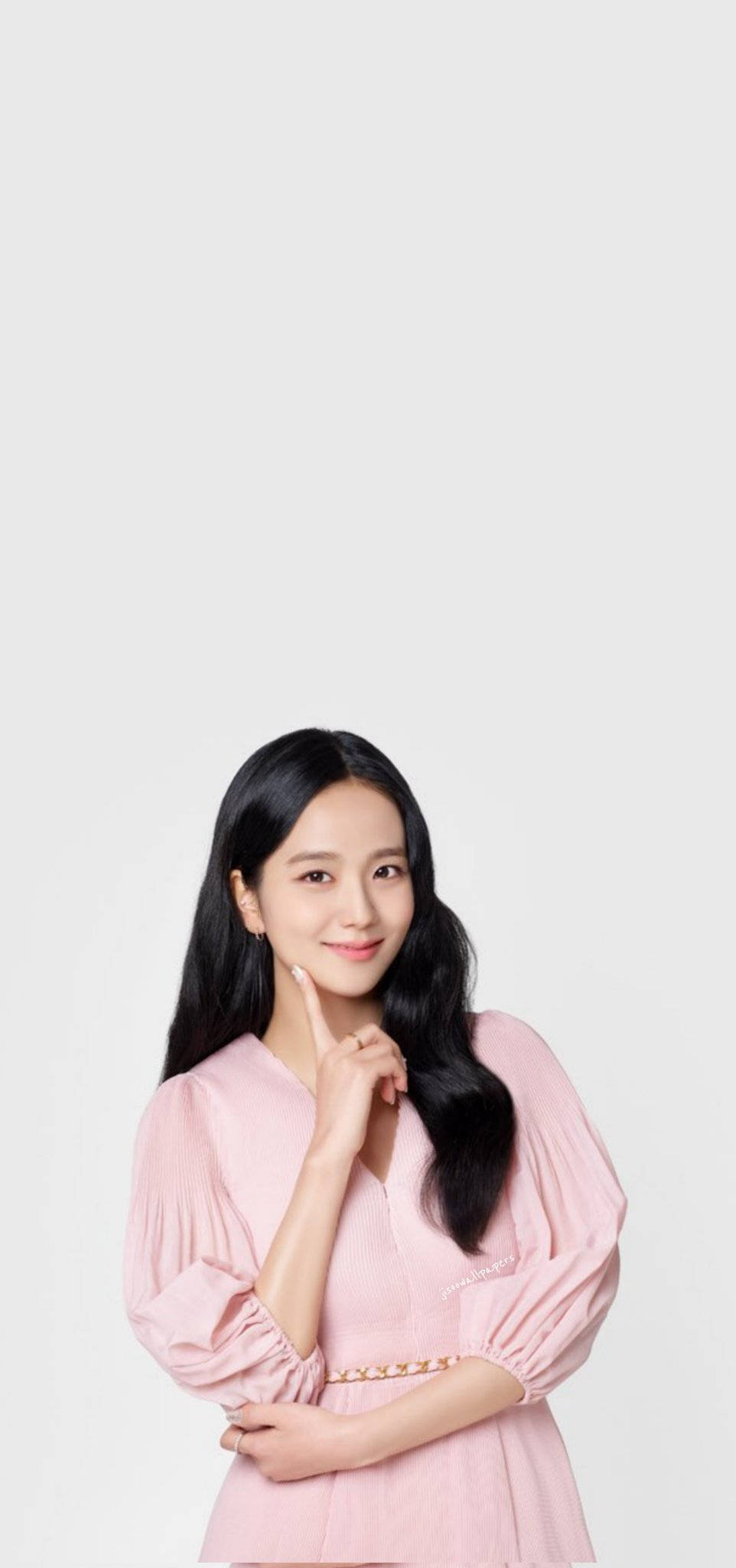 Jisoo Cute 桌布 壁紙 — 一位長黑髮的年輕女性穿著柔和的粉紅色連衣裙，在純白色背景前溫柔微笑。