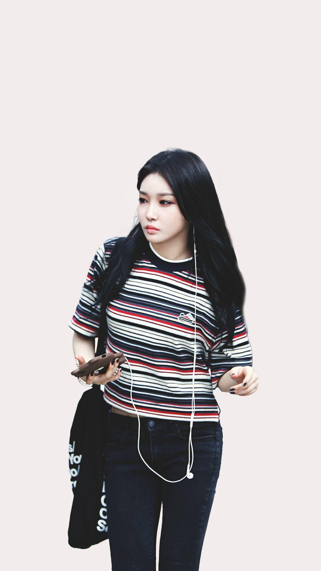 Chungha 桌布 壁紙 — 一位長黑髮的年輕女性穿著條紋襯衫和牛仔褲，戴著耳機聽音樂並拿著手機。