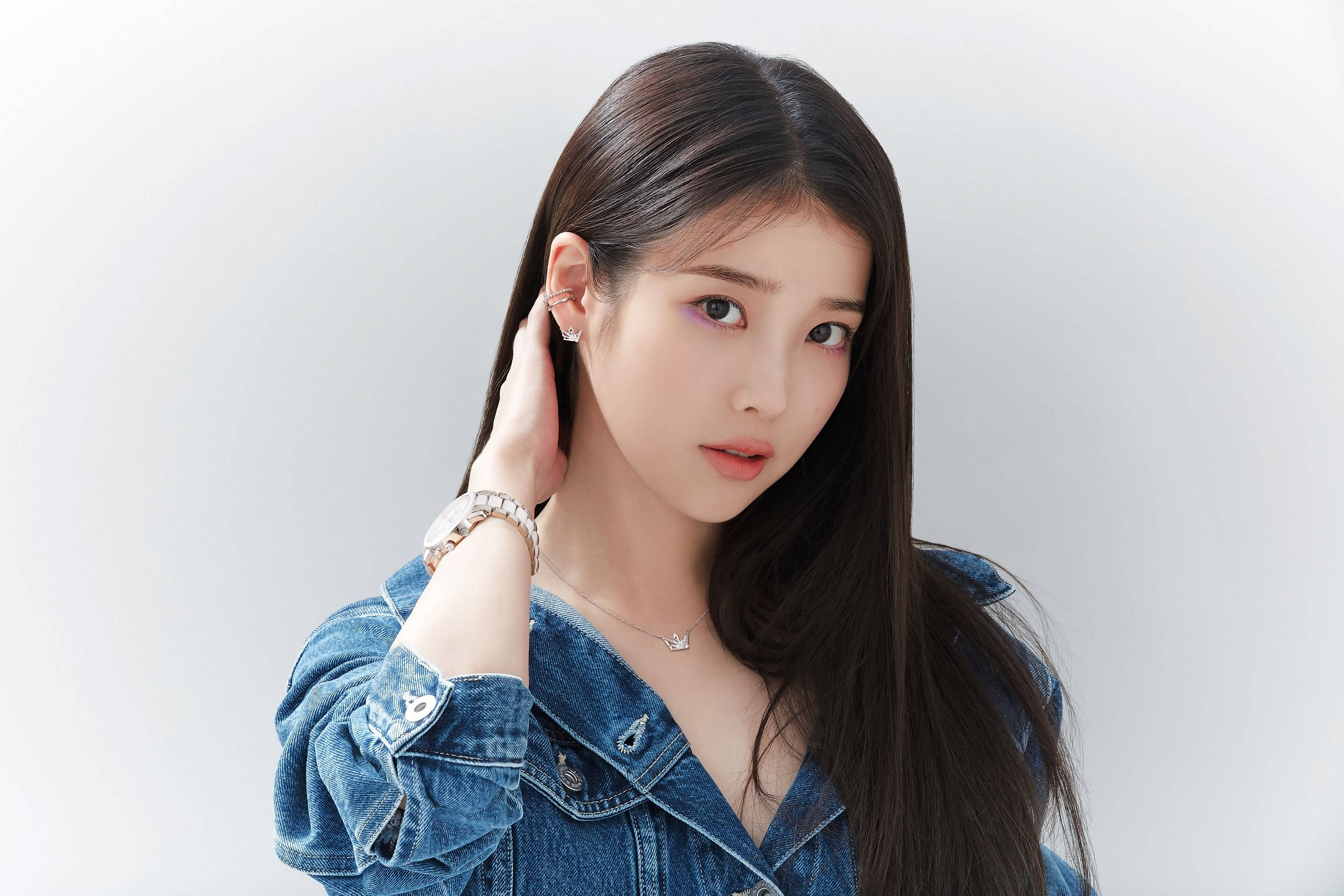 Kpop Aesthetic 桌布 壁紙 — 一位長黑髮的年輕女性穿著牛仔外套和銀飾，在純白背景前擺姿勢。