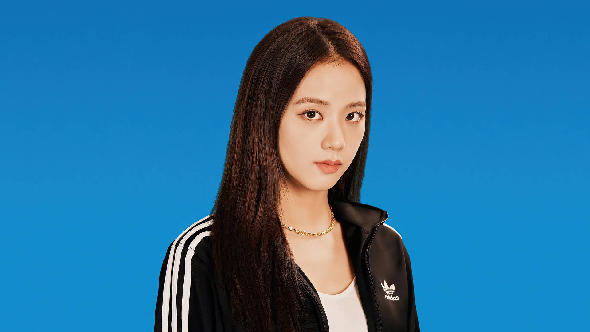 年輕女性穿著黑色Adidas運動外套，背景為藍色 — 智秀 GIF 壁紙