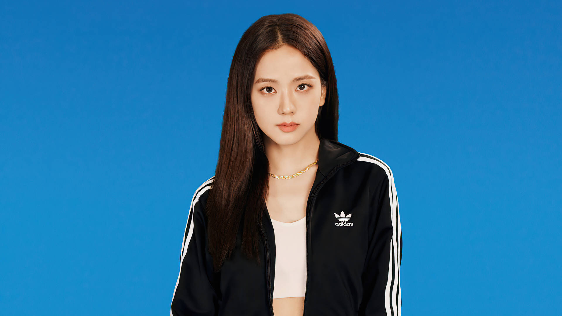 年輕女性穿著黑色Adidas外套配金項鍊，背景為藍色 — 智秀 GIF 壁紙