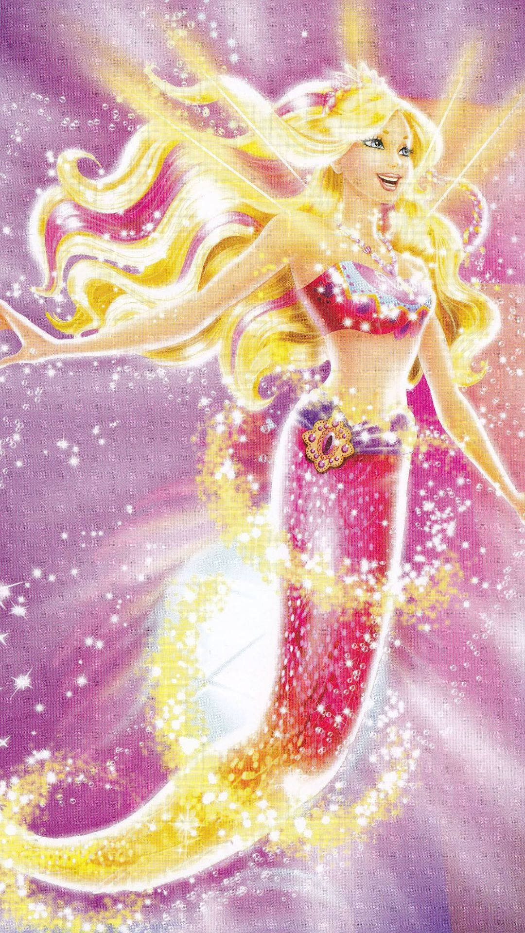 芭比美人魚 桌布 壁紙 — 一位閃亮的金髮美人魚，擁有閃閃發光的粉紅色尾巴和金黃色的頭髮，在閃爍的紫色背景下發光。