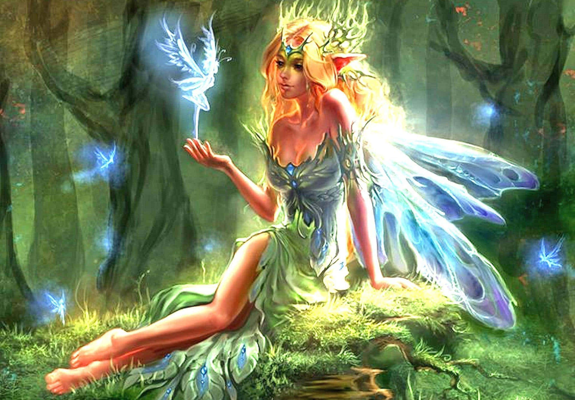 奇幻 桌布 壁紙 — 一位閃耀的仙女，擁有發光的翅膀和皇冠，優雅地坐在神秘的森林中，召喚一隻發光的藍色蝴蝶。