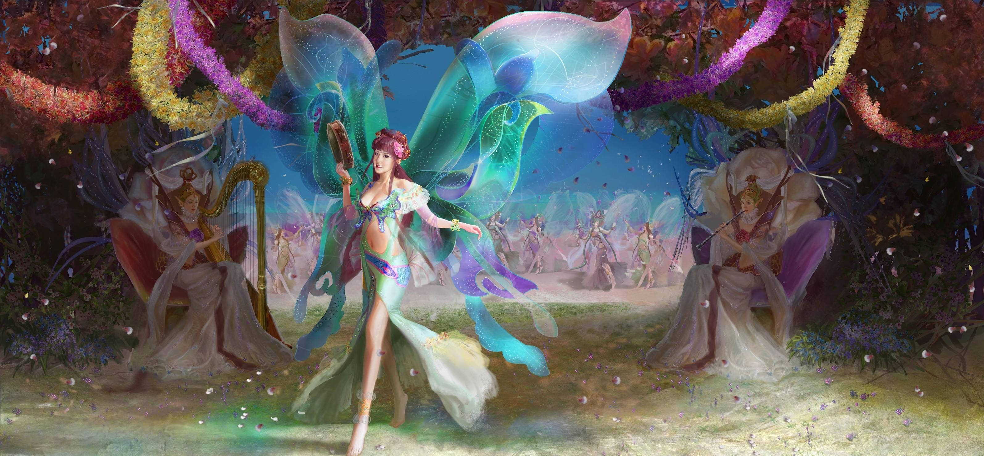 仙女 桌布 壁紙 — 一位閃耀的仙女帶著彩虹翅膀在魔法森林中跳舞，森林裝飾著彩色花環和發光的燈光。