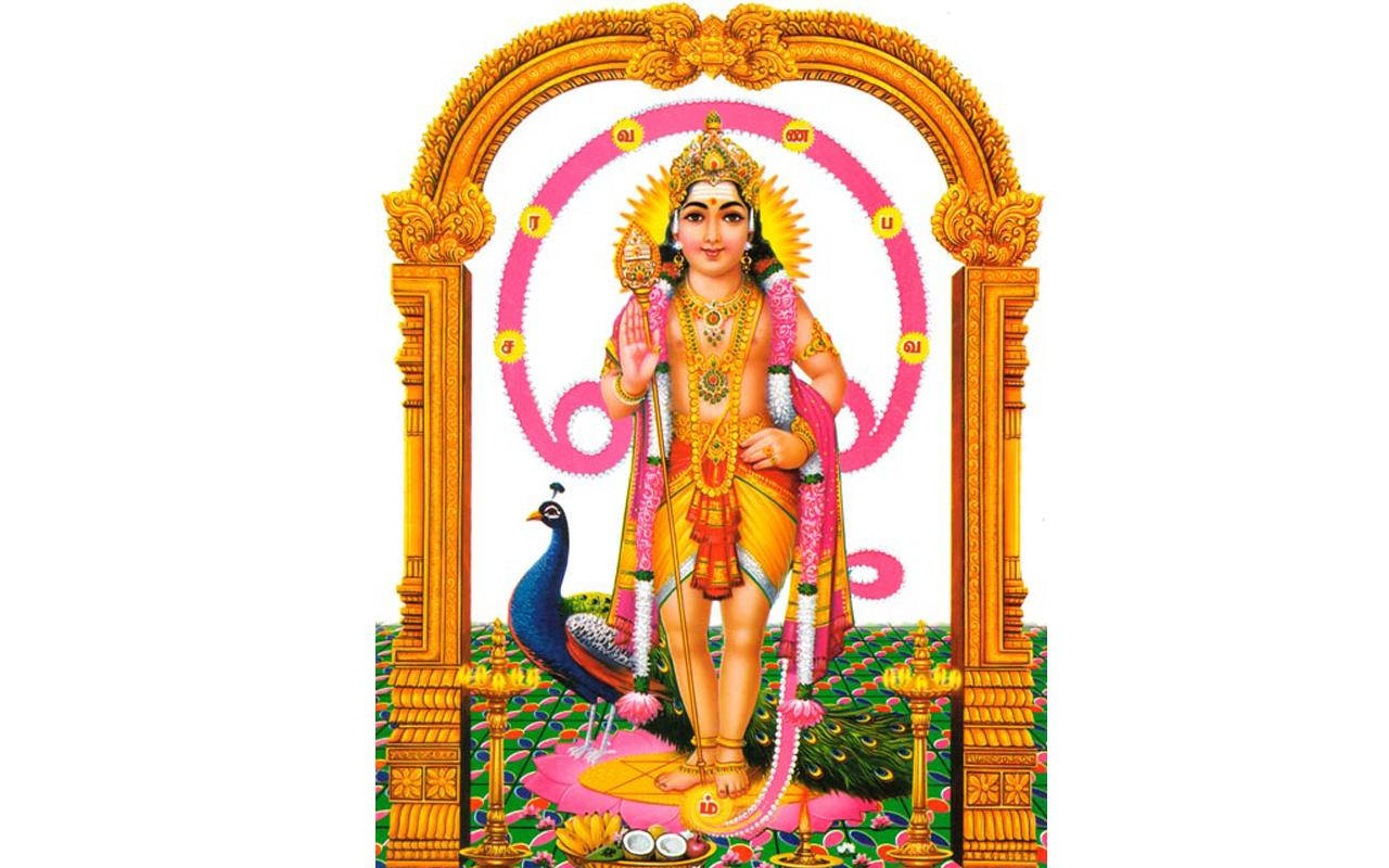 Tamil God 桌布 壁紙 — 一位閃耀的印度教神祇，佩戴金飾和黃色腰布，站在華麗的金色拱門內，兩側有孔雀和粉紅色花環。