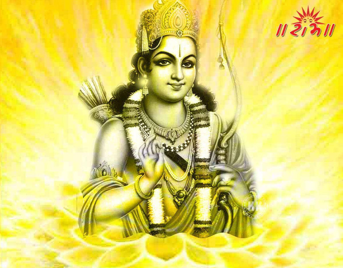 jai shri ram 桌布 壁紙 — 一位閃耀的印度教神祇，戴著金色皇冠和珠寶，坐在蓮花上，背景是發光的黃色光環。