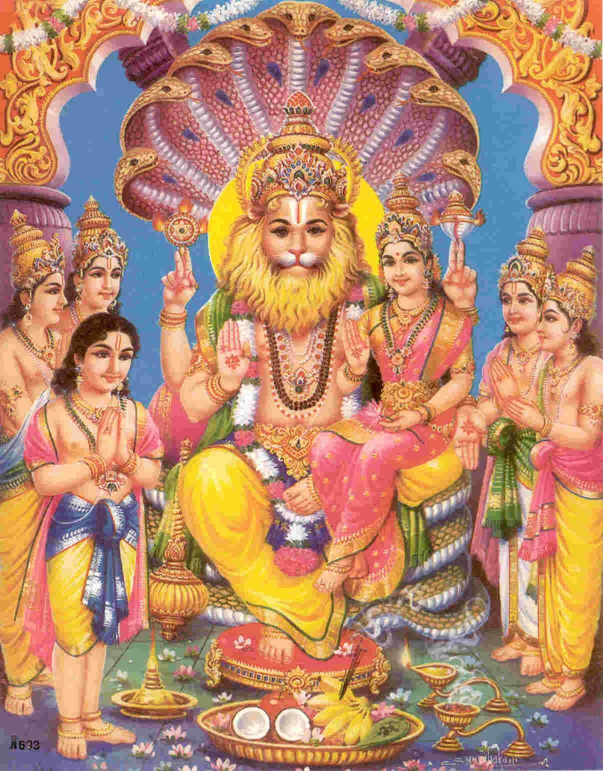 Lakshmi 桌布 壁紙 — 一位閃耀的印度教神祇，擁有獅子面孔和金色王冠，坐在多頭蛇罩下的寶座上，周圍是身著華麗服飾的崇拜者。
