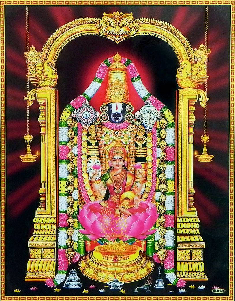 Venkateswara Swamy 桌布 壁紙 — 一位閃耀的印度教神祇，飾以黃金和花環，坐在粉紅色蓮花上，位於華麗的金色拱門內，背景為深紅色。