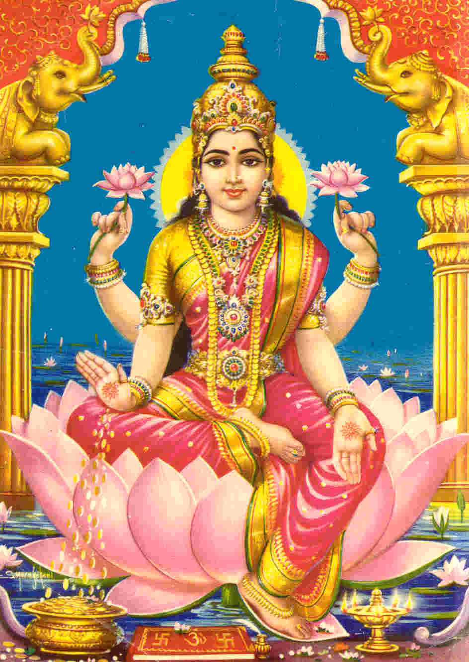 Lakshmi Devi 桌布 壁紙 — 一位閃耀的四臂印度教女神，身著粉紅與金色，安詳地坐在巨大的粉紅蓮花上，大象守護著金色柱子兩側。