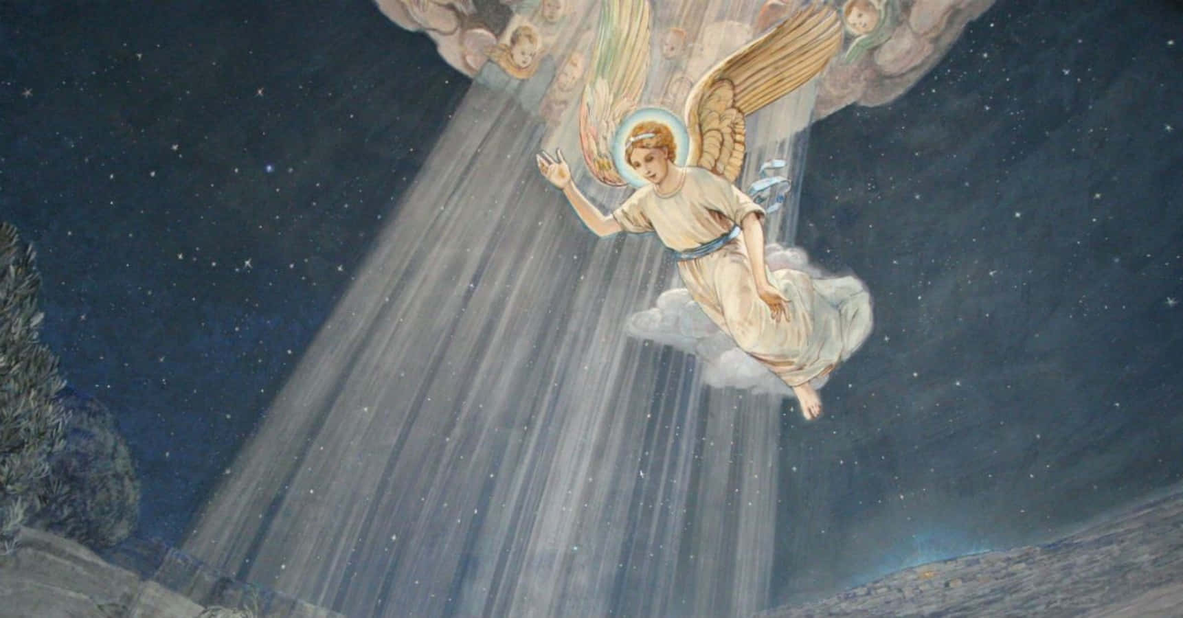 Angels Of God 桌布 壁紙 — 一位閃耀的天使，金色翅膀，穿過繁星點點的夜空降臨，在岩石景觀上方手持發光球體。