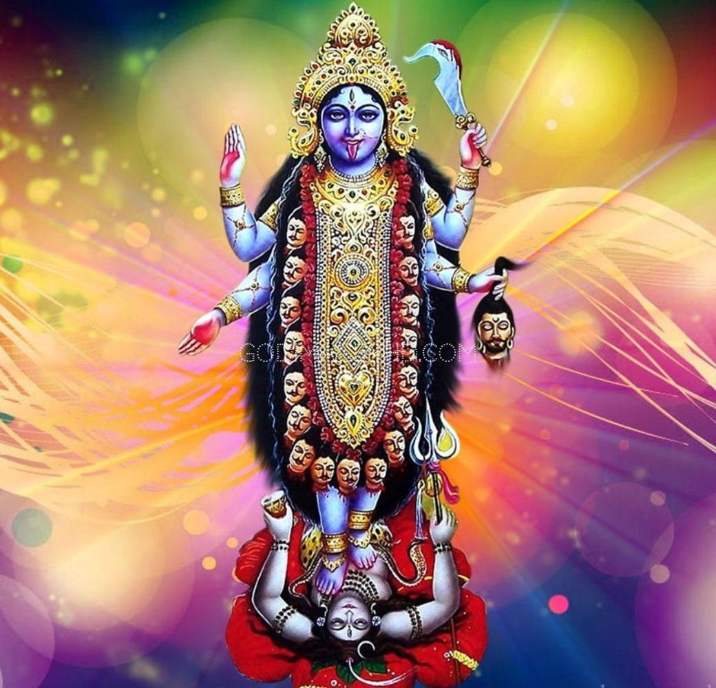 Hindu God 桌布 壁紙 — 一位閃耀的藍皮膚女神，有多隻手臂和多個頭顱，站在惡魔之上，周圍是充滿活力的宇宙光線和散景效果。