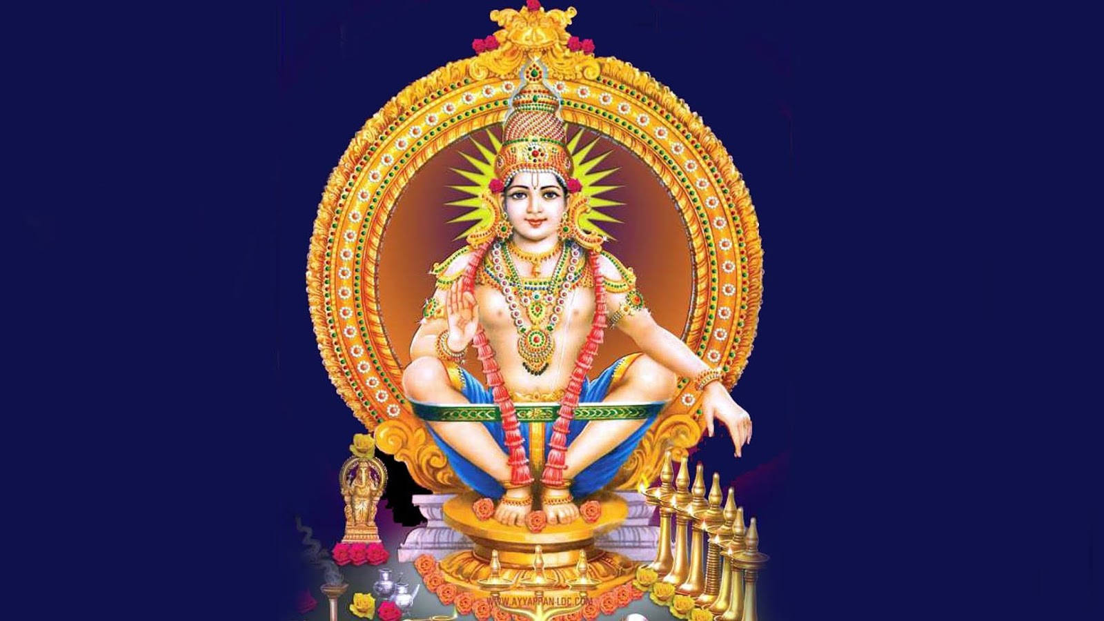 Ayyappa 桌布 壁紙 — 一位閃耀的金色神祇，佩戴著精緻珠寶，在深藍色背景前安詳地坐在王座上。